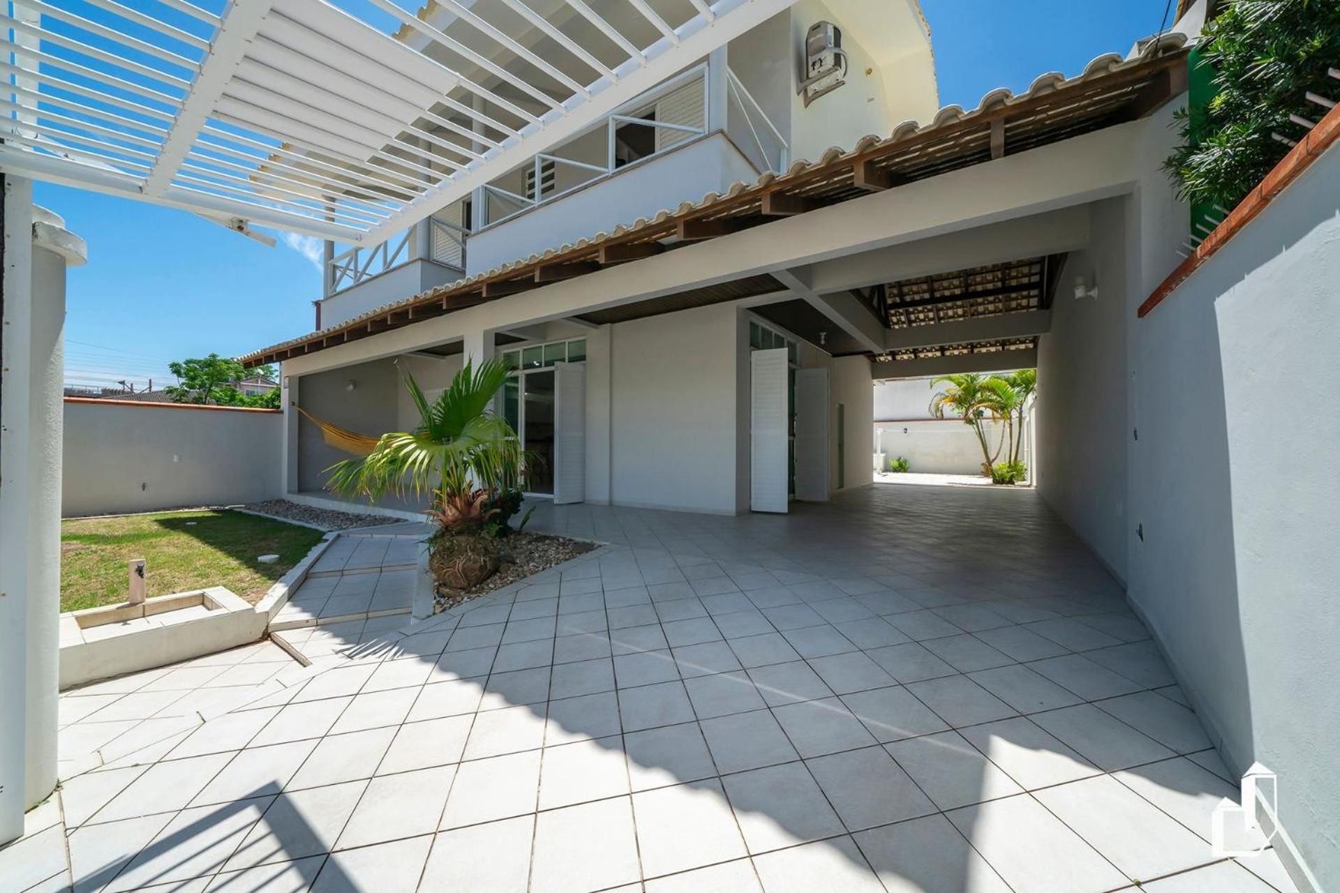 Casa com 05 dormitórios ideal as férias na praia