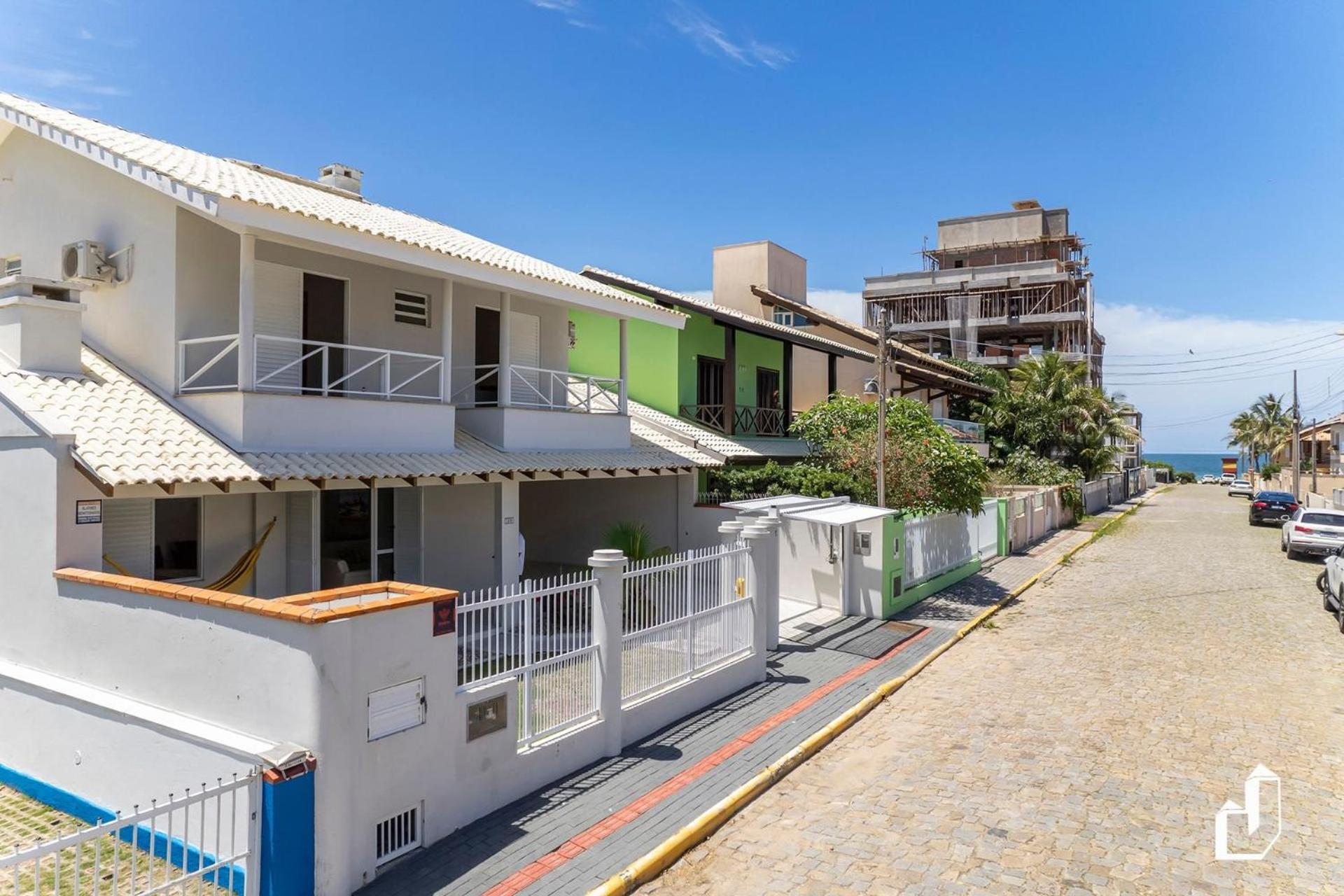 Casa com 05 dormitórios ideal as férias na praia