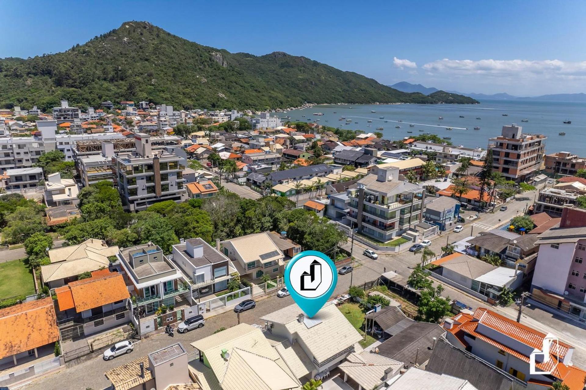 Casa com 05 dormitórios ideal as férias na praia