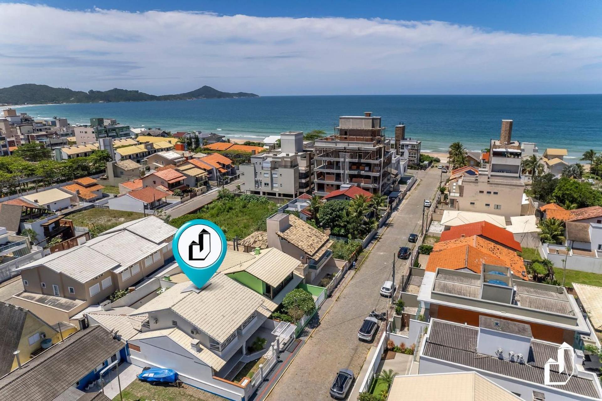 Casa com 05 dormitórios ideal as férias na praia