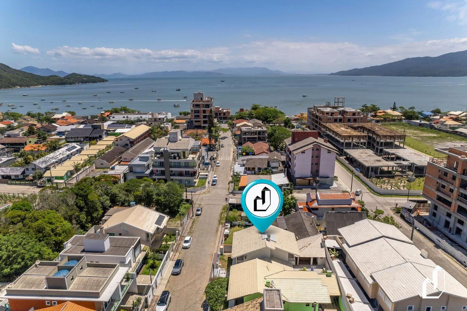 Casa com 05 dormitórios ideal as férias na praia