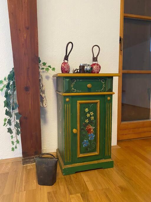 NEUES ruhiges Apartment, Bergblick, Stellplatz