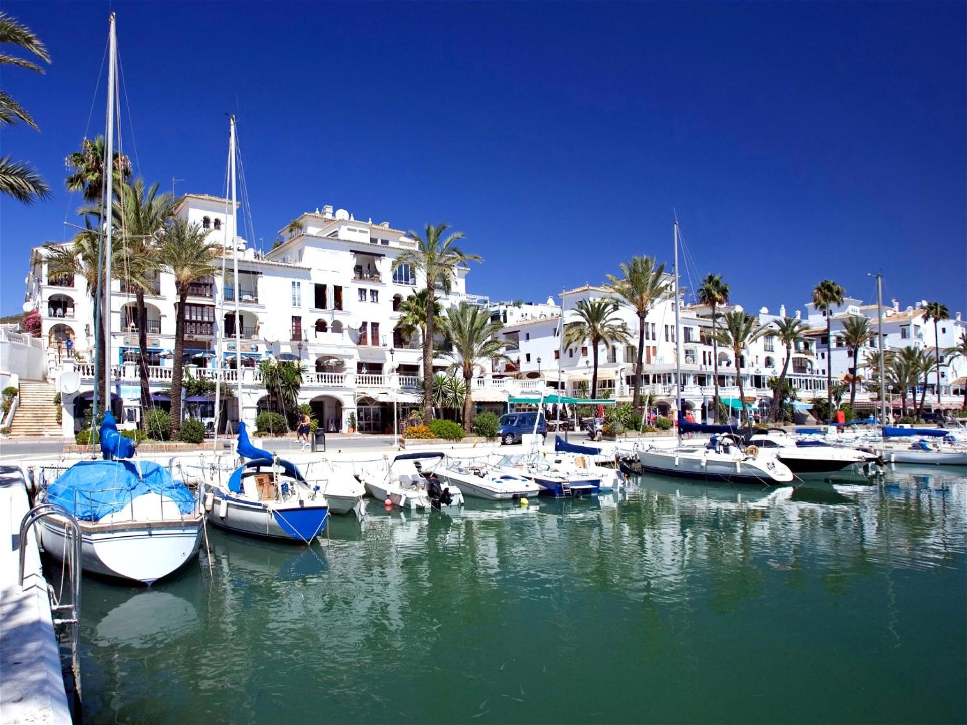 Two bedroom apartment walking distance to a stunning beach in Casares Costa