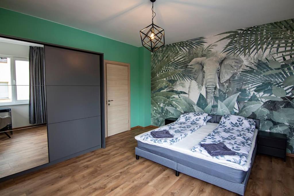 Jungle apartment in the center
