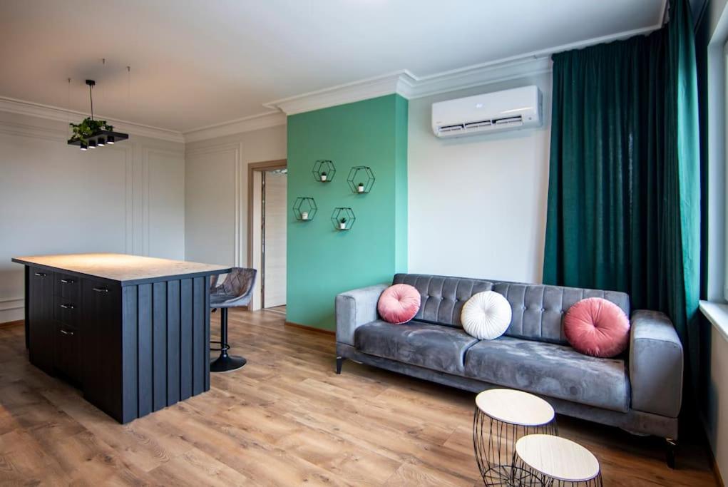 Jungle apartment in the center