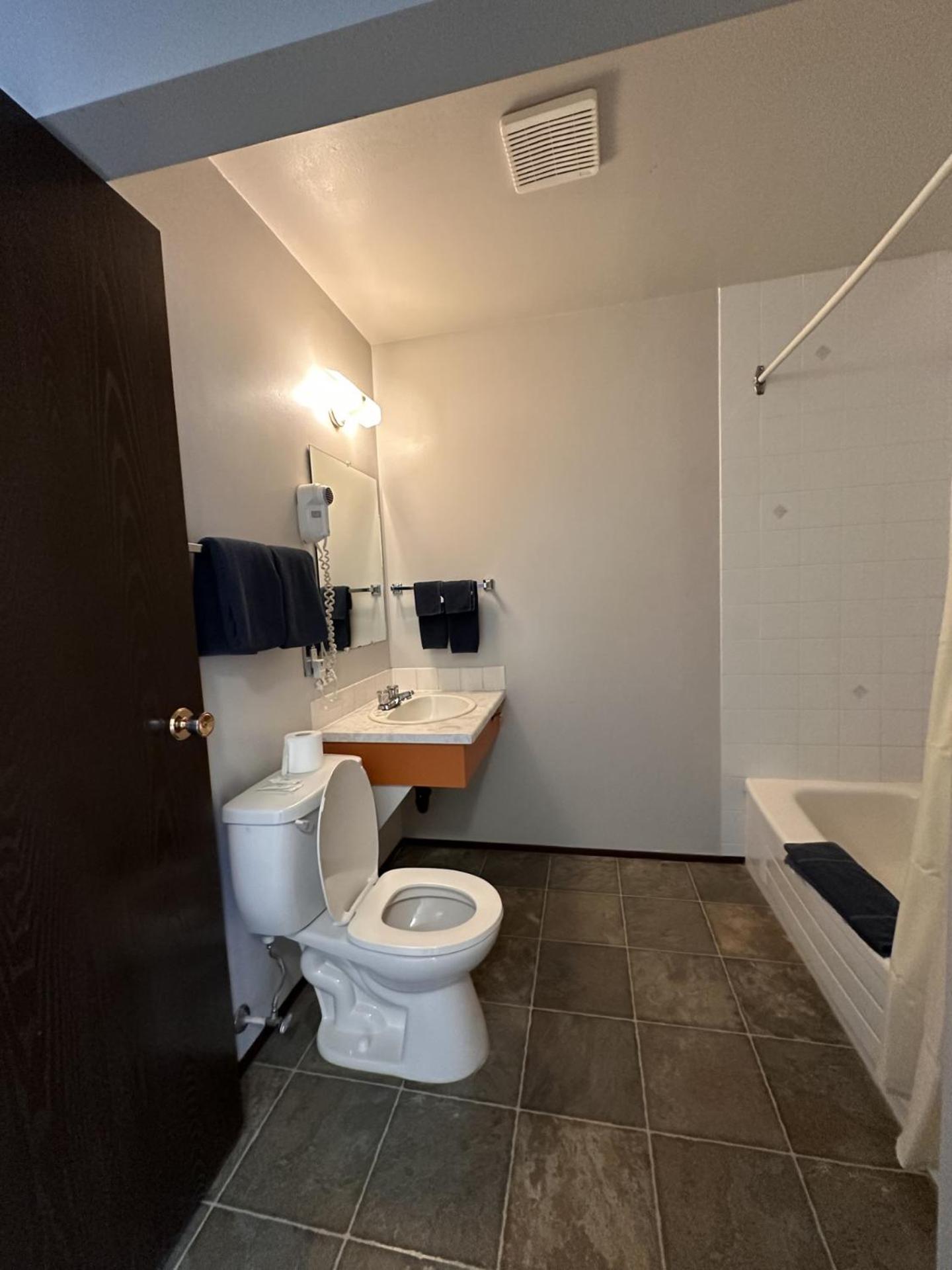 Howard Johnson by Wyndham Edson view 2