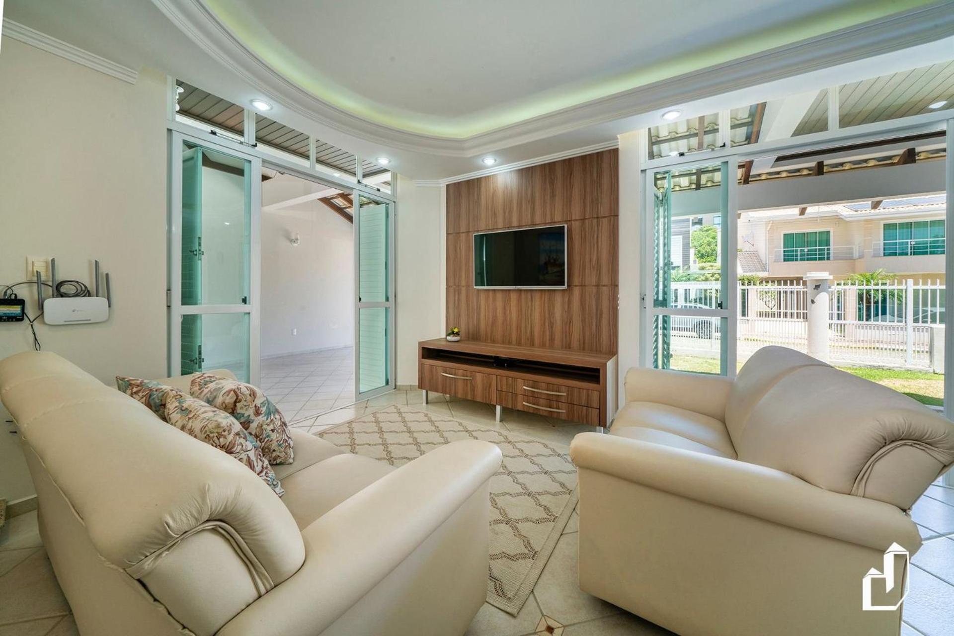 Casa com 05 dormitórios ideal as férias na praia