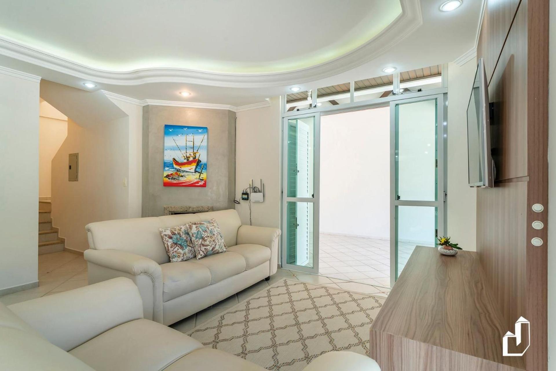 Casa com 05 dormitórios ideal as férias na praia