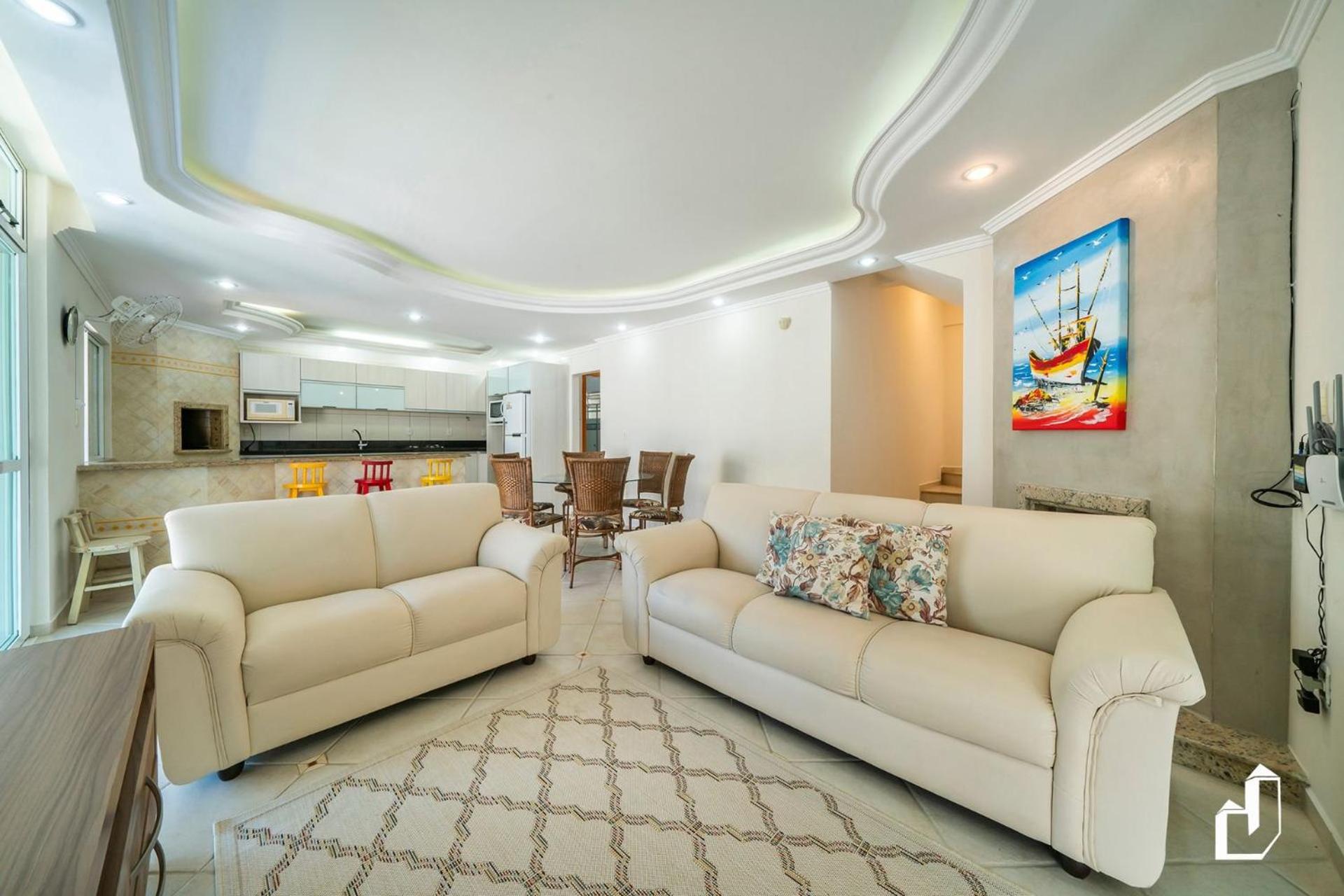 Casa com 05 dormitórios ideal as férias na praia