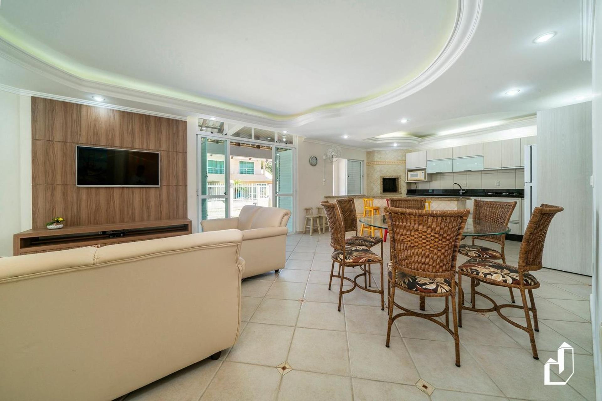 Casa com 05 dormitórios ideal as férias na praia
