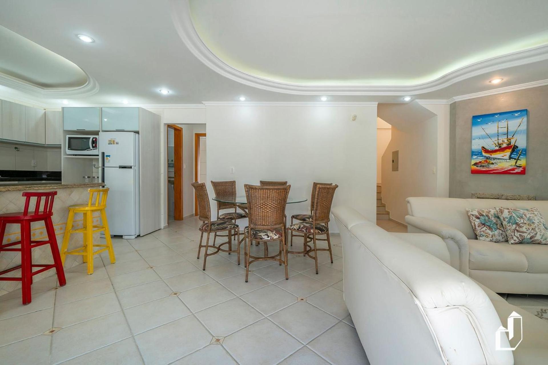 Casa com 05 dormitórios ideal as férias na praia