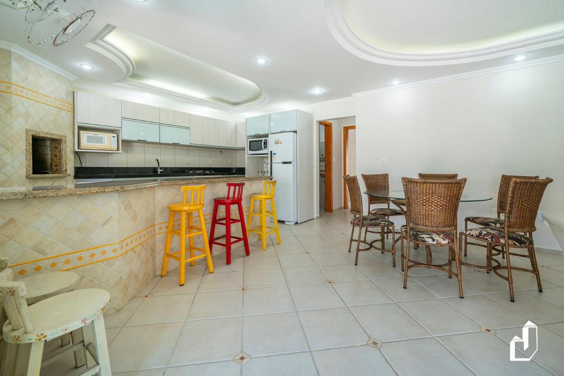 Casa com 05 dormitórios ideal as férias na praia