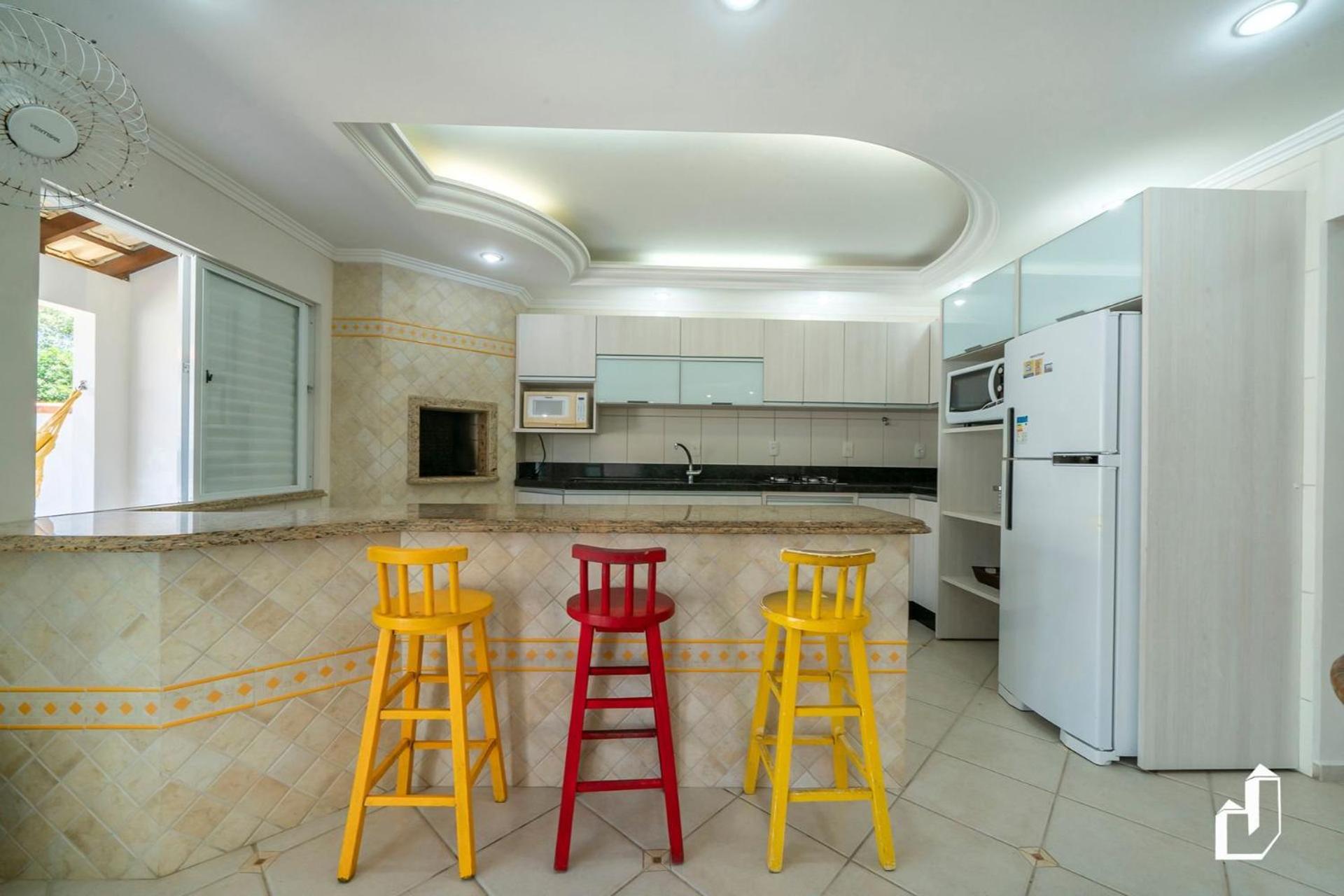 Casa com 05 dormitórios ideal as férias na praia