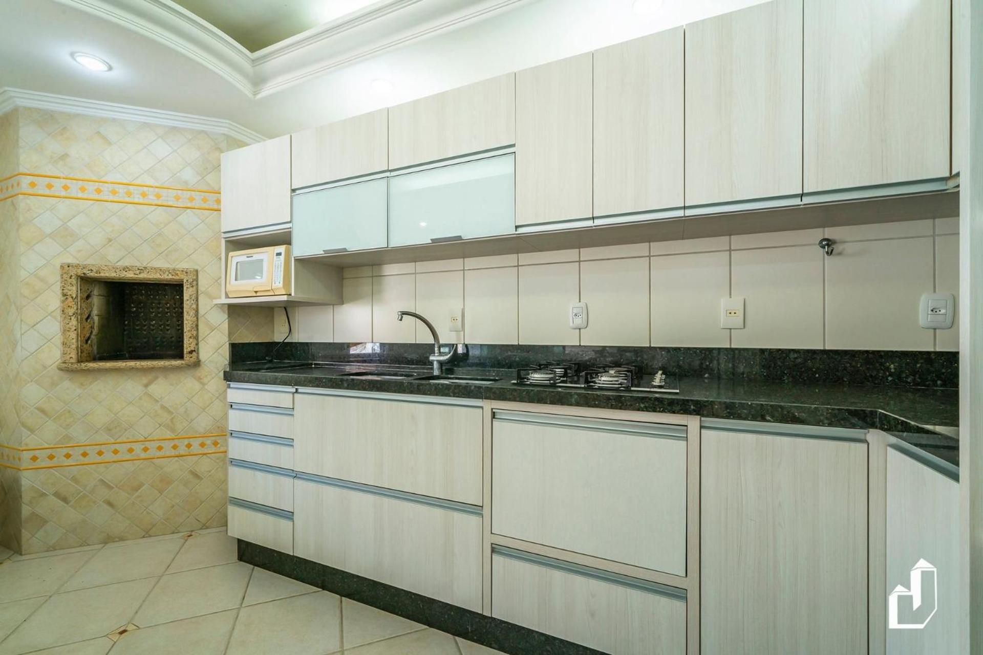Casa com 05 dormitórios ideal as férias na praia