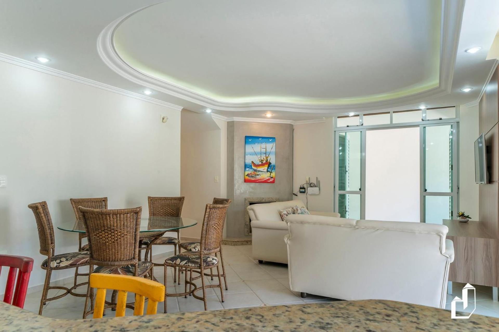 Casa com 05 dormitórios ideal as férias na praia
