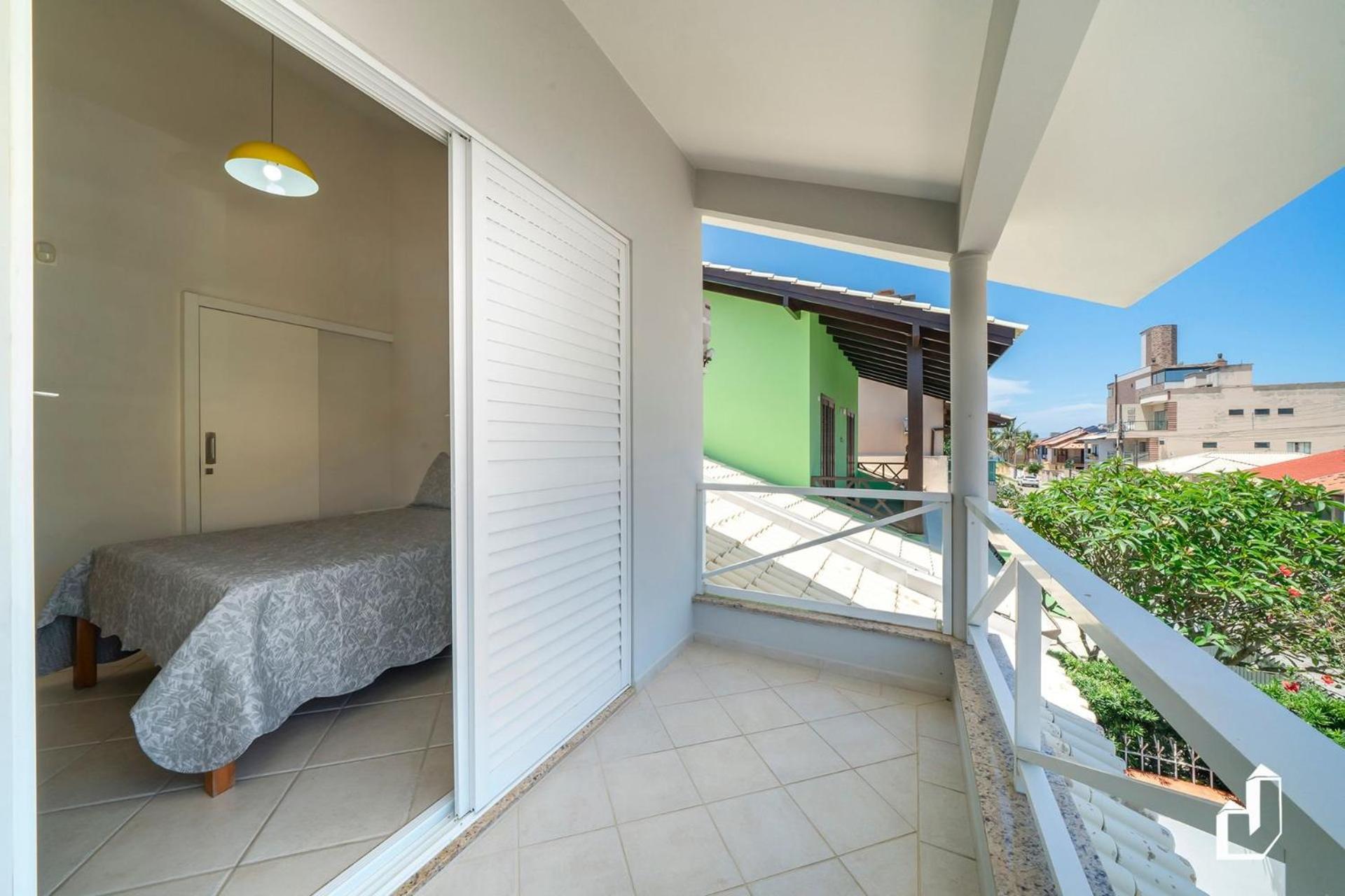 Casa com 05 dormitórios ideal as férias na praia