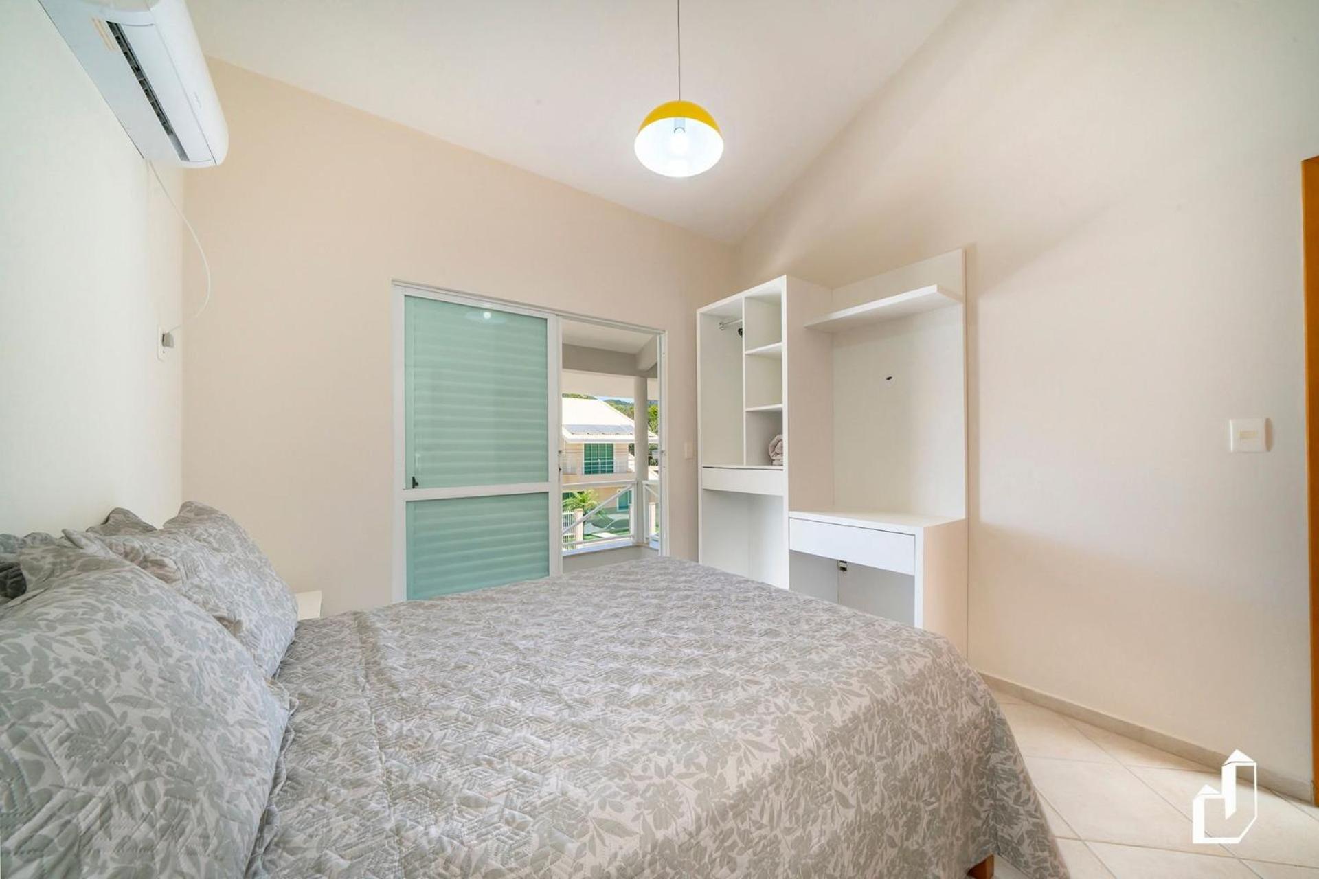 Casa com 05 dormitórios ideal as férias na praia