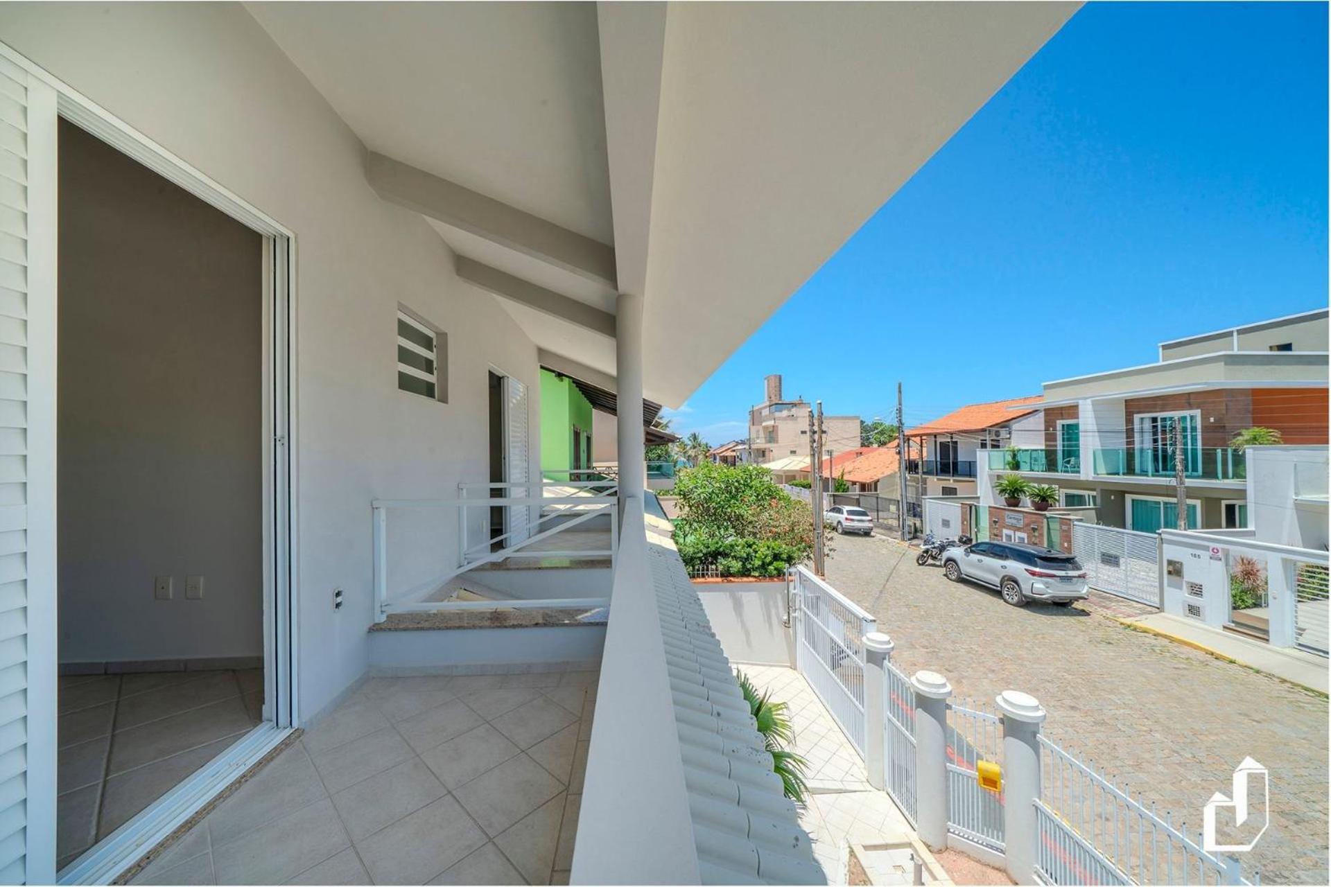 Casa com 05 dormitórios ideal as férias na praia