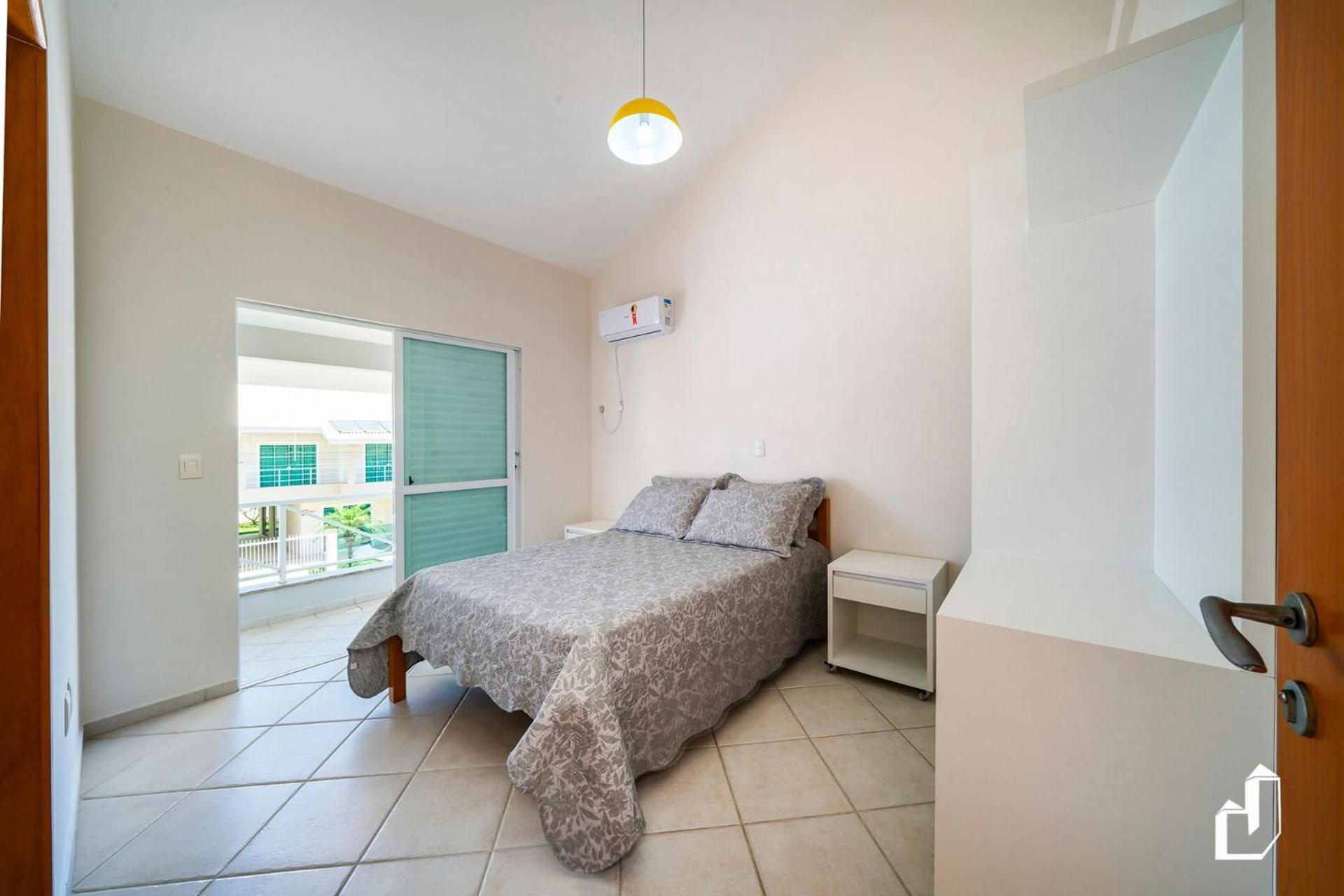 Casa com 05 dormitórios ideal as férias na praia