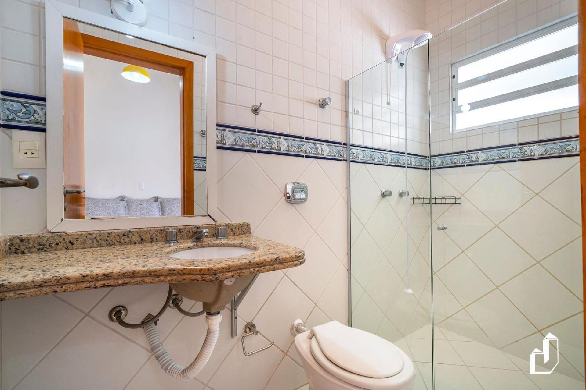 Casa com 05 dormitórios ideal as férias na praia
