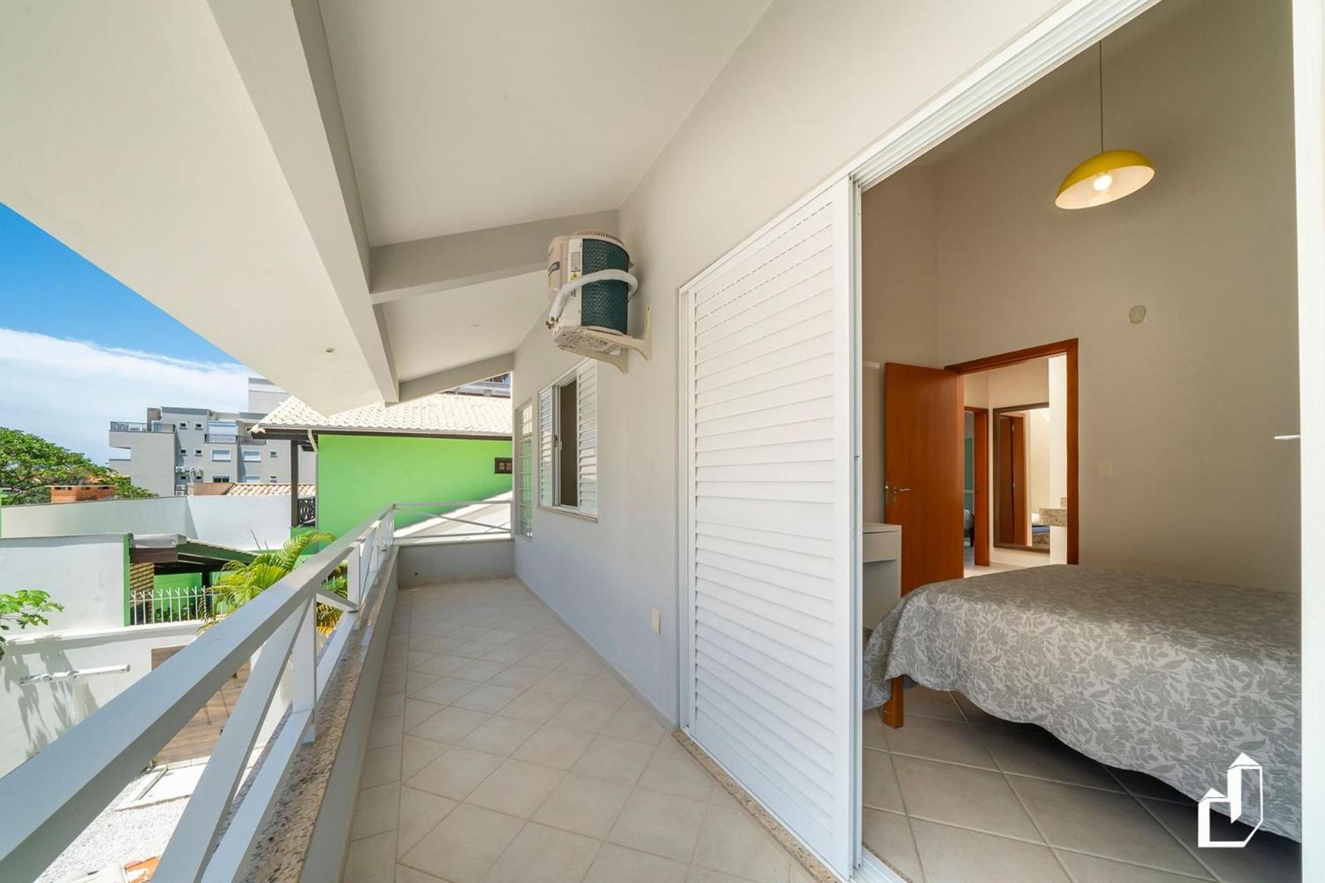 Casa com 05 dormitórios ideal as férias na praia