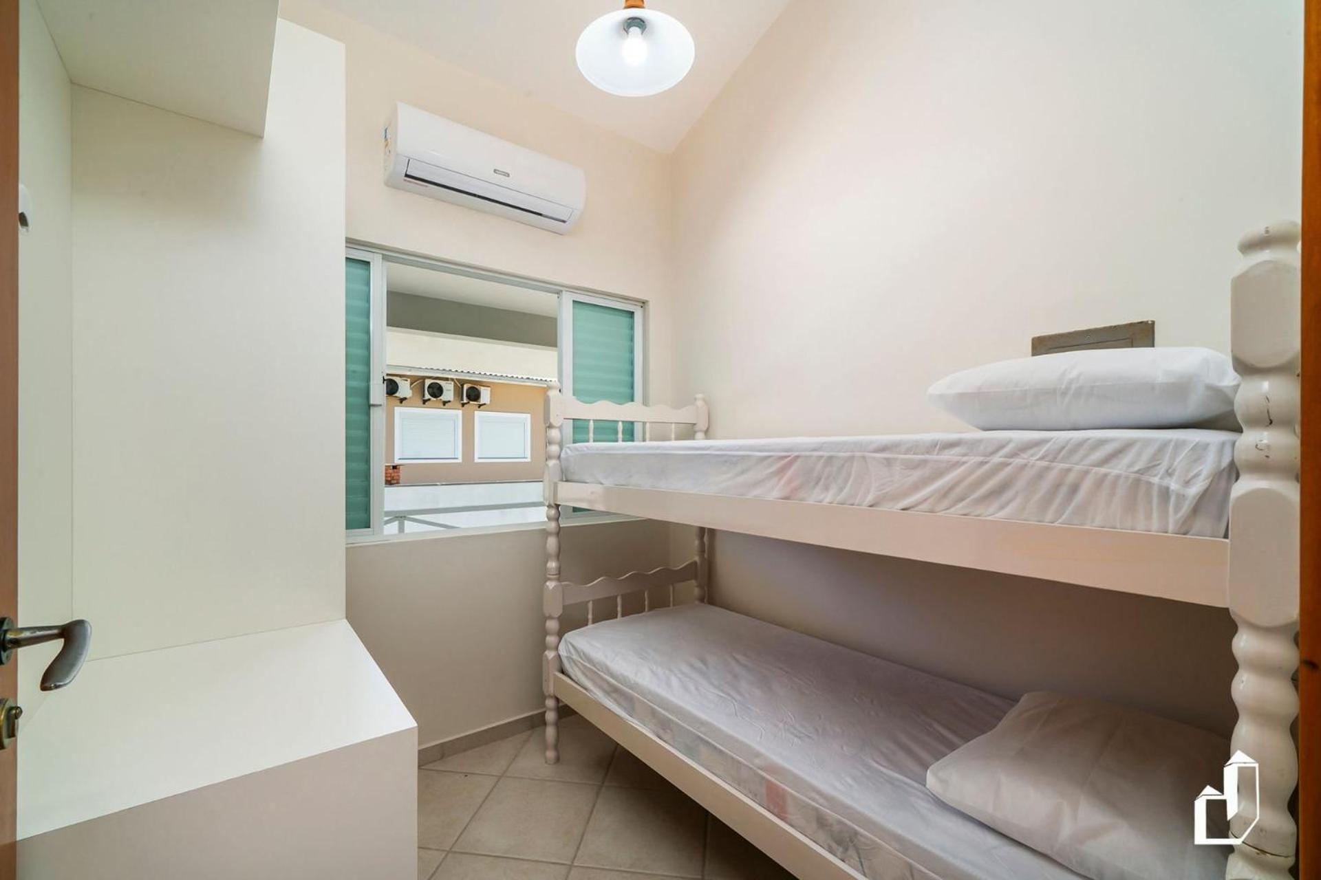 Casa com 05 dormitórios ideal as férias na praia