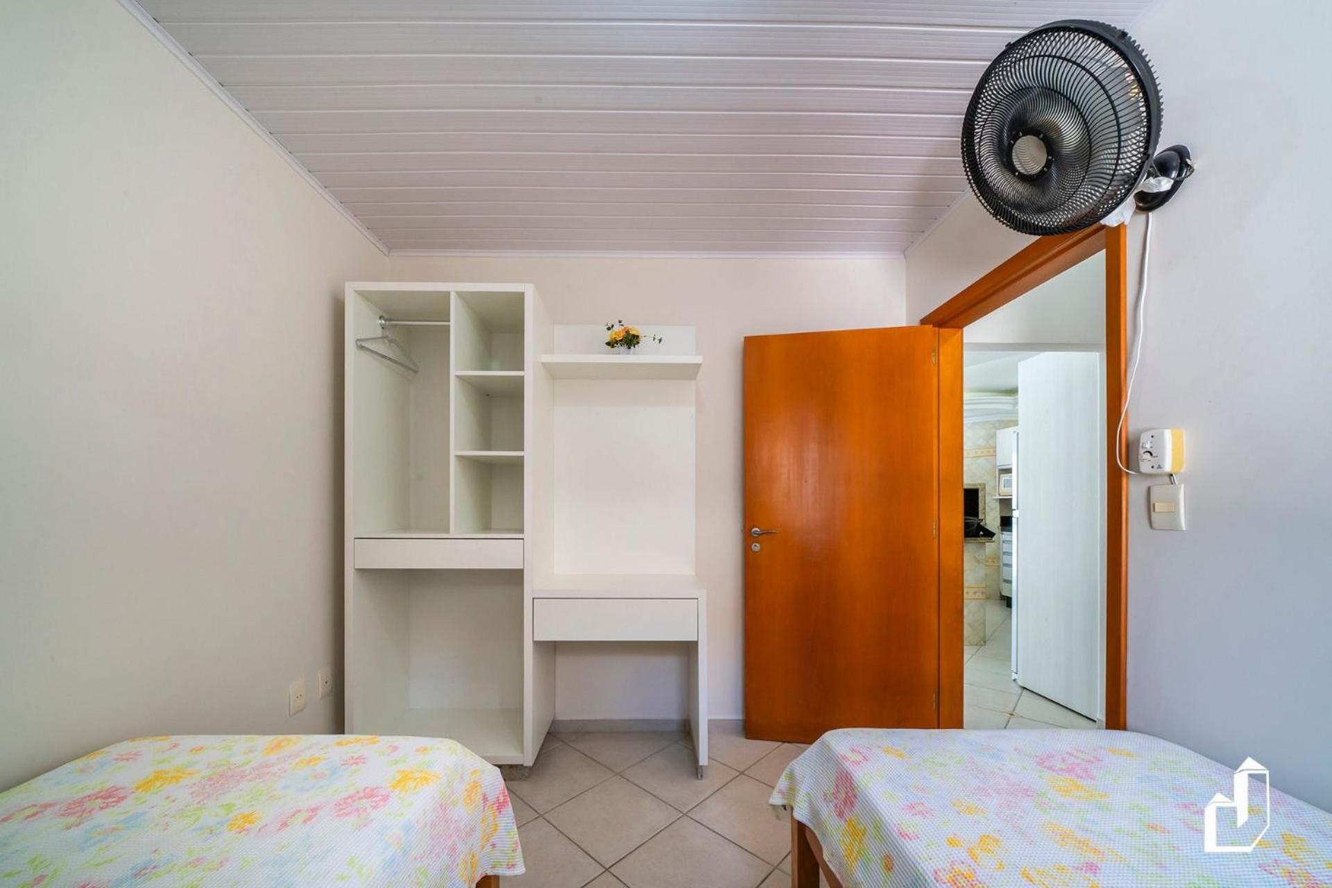 Casa com 05 dormitórios ideal as férias na praia