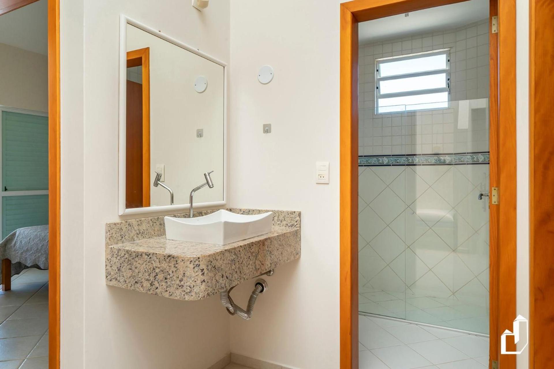 Casa com 05 dormitórios ideal as férias na praia
