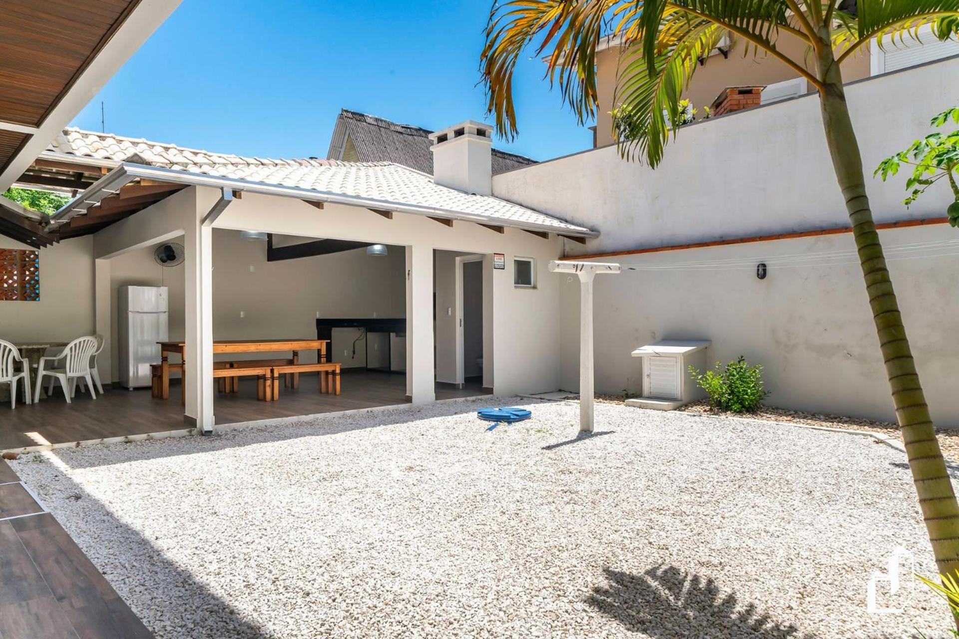 Casa com 05 dormitórios ideal as férias na praia