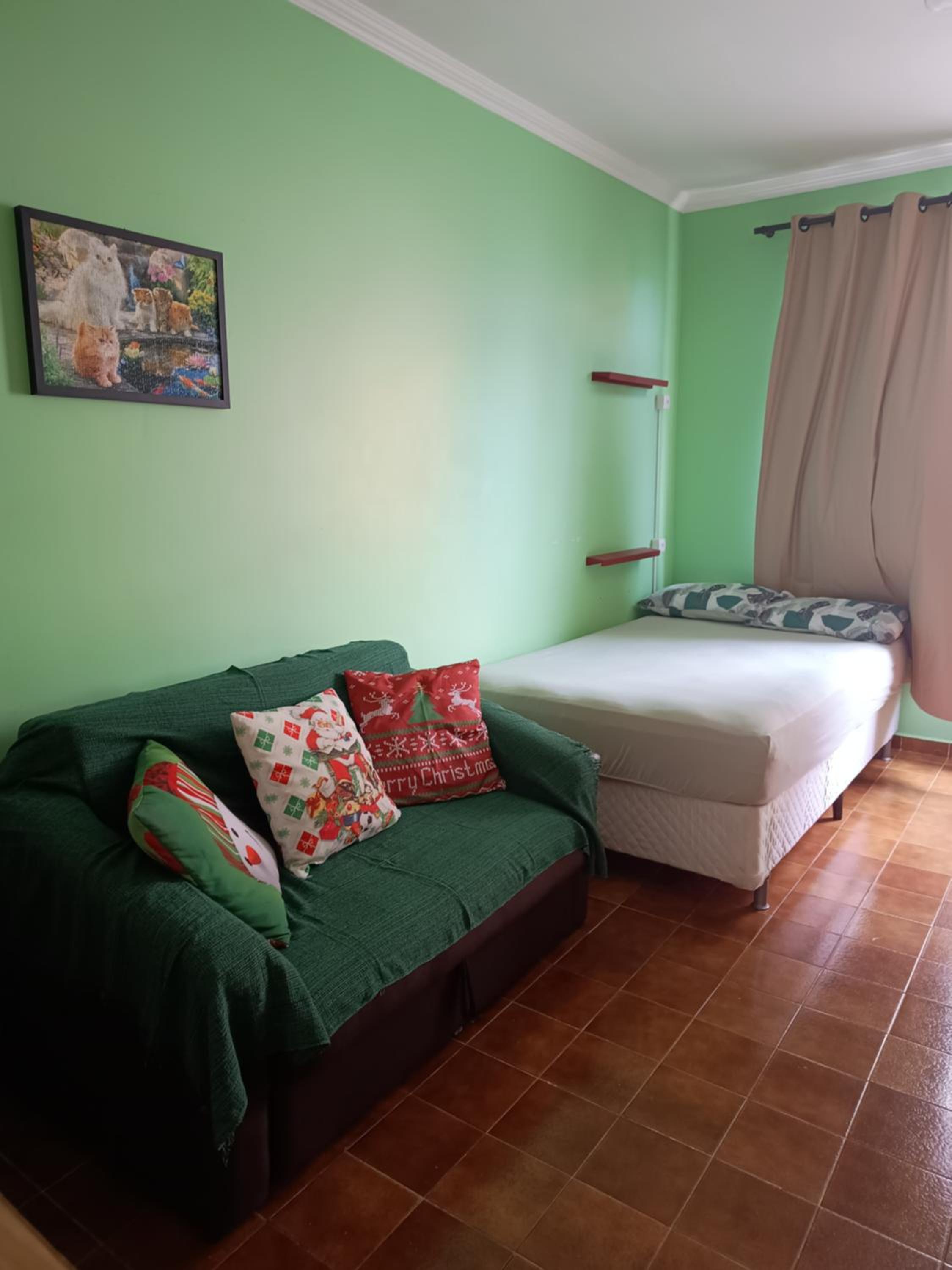Kitnet frente pro mar em Vila Caiçara, portaria 24 hs e wifi