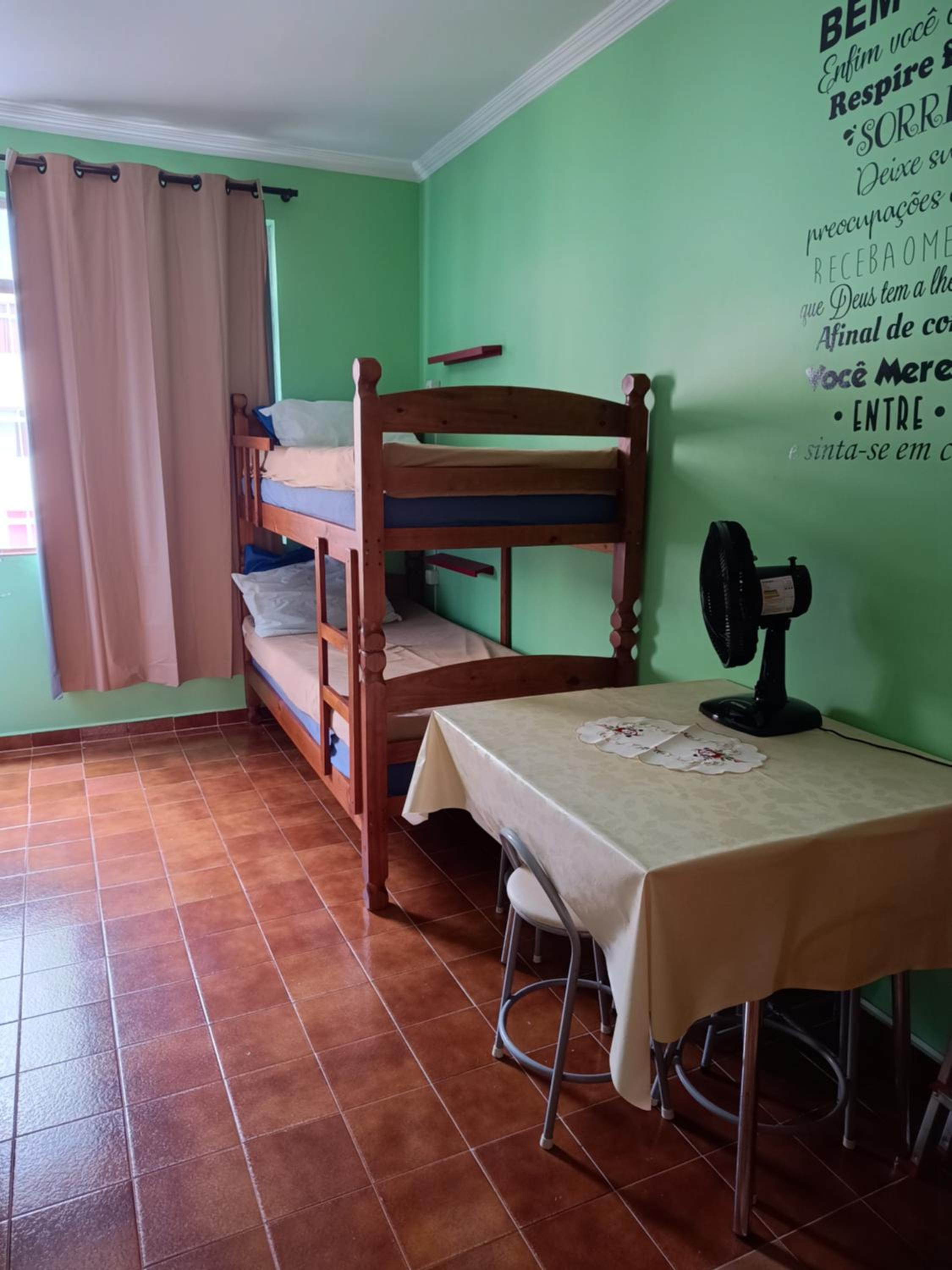 Kitnet frente pro mar em Vila Caiçara, portaria 24 hs e wifi
