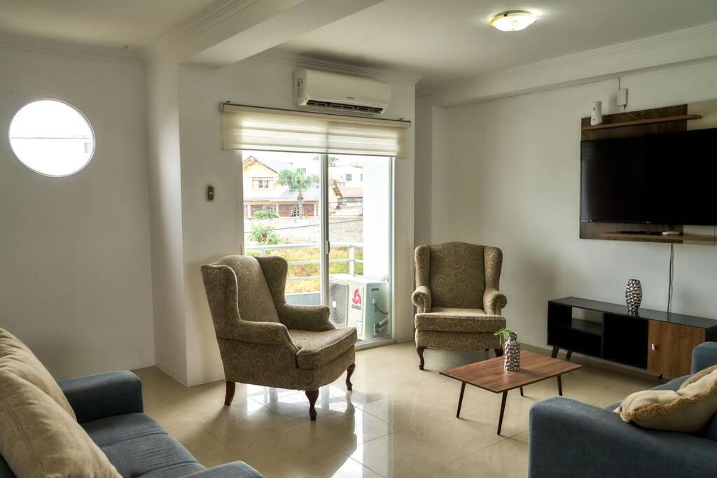 Departamento frente al Wyndham y CC La Quadra