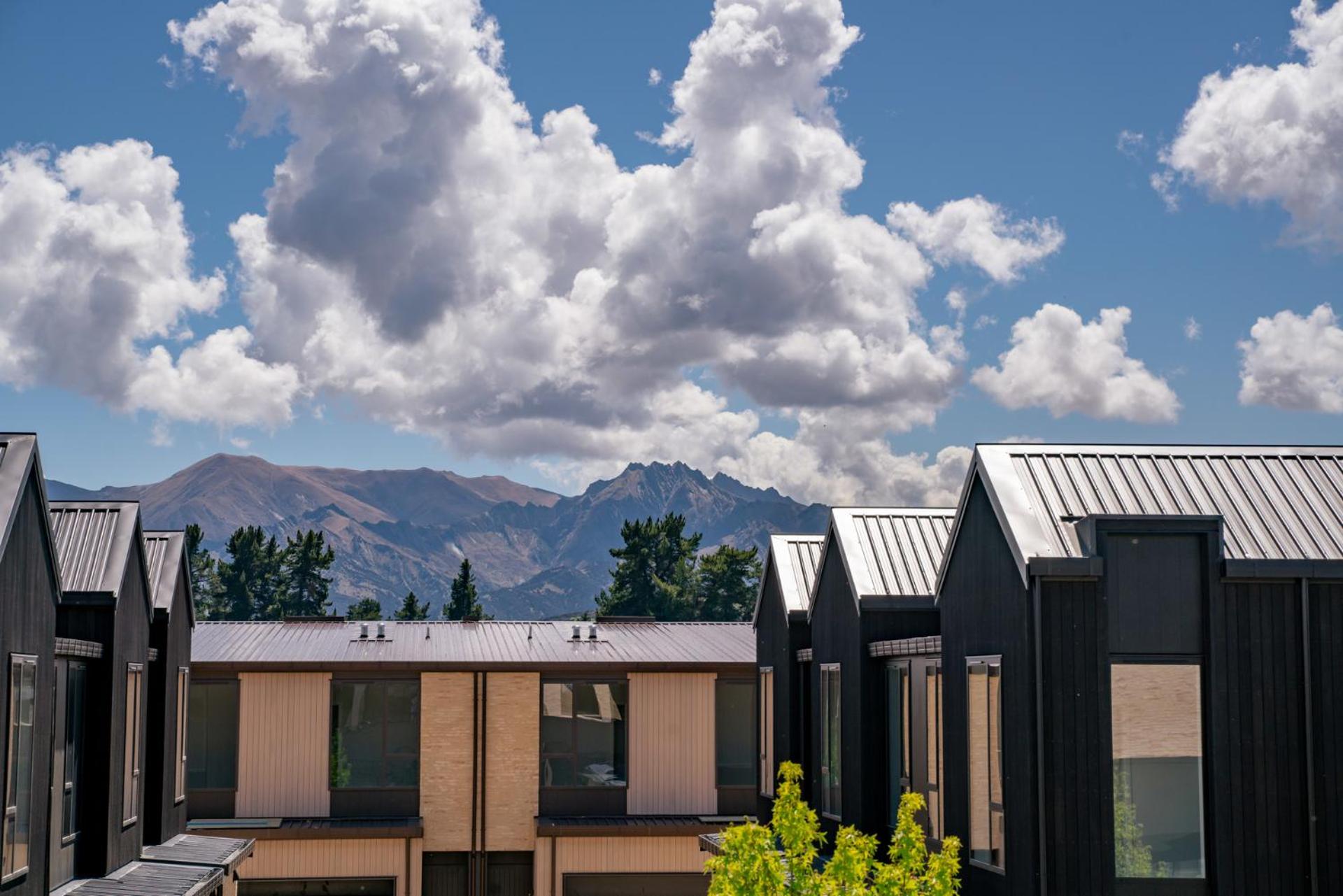 Winton Wonder - Wanaka Holiday Apartment view 2