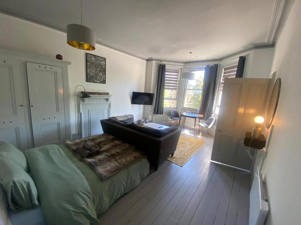 16 Big Comfy Studio - Great Location - Free Onsite Parking - Comfy Bed view 2