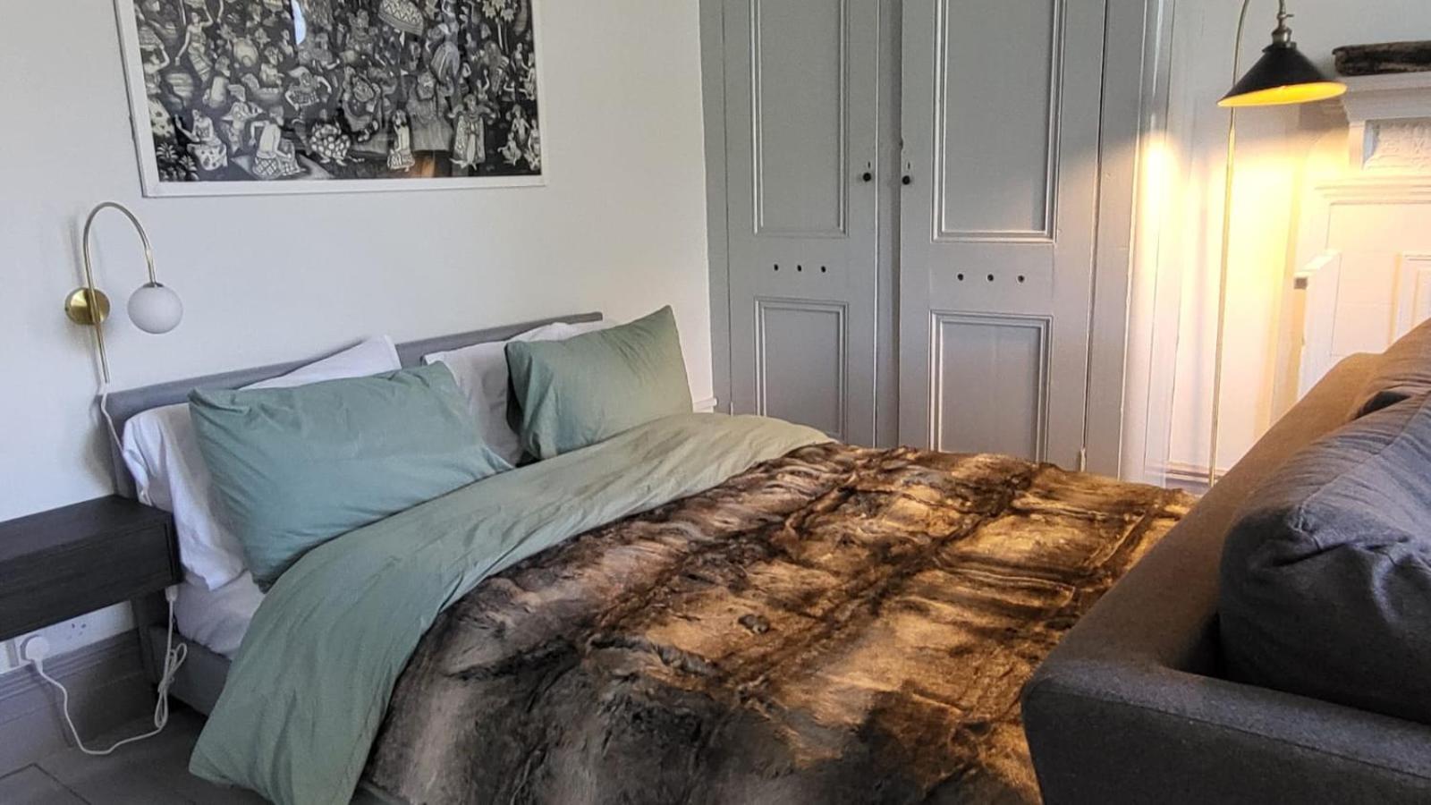 16 Big Comfy Studio - Great Location - Free Onsite Parking - Comfy Bed view 4