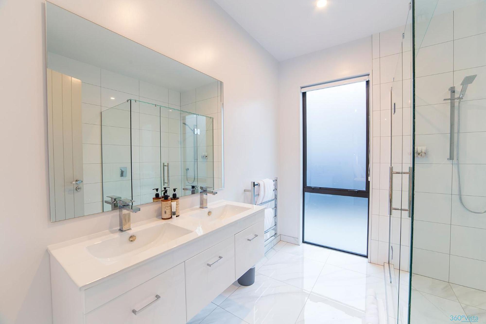 Luxury Retreat at 5 on The Hill Queenstown view 2