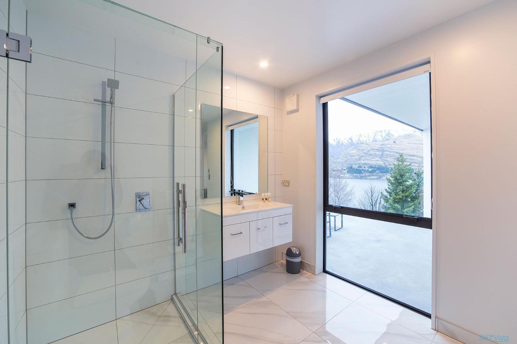 Luxury Retreat at 5 on The Hill Queenstown view 4