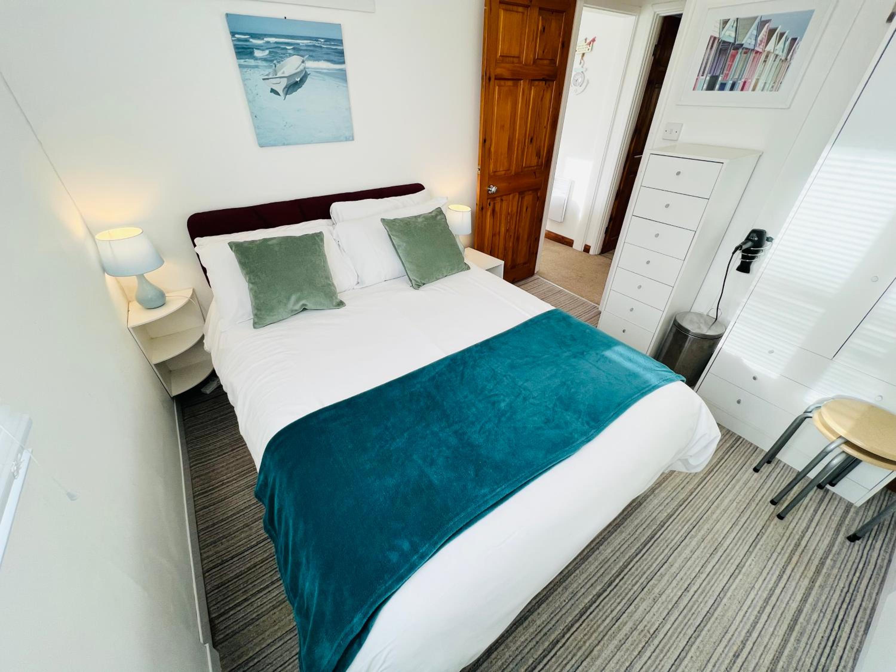 2 Bedroom Chalet SB11, Sandown Bay, Dog Friendly view 3
