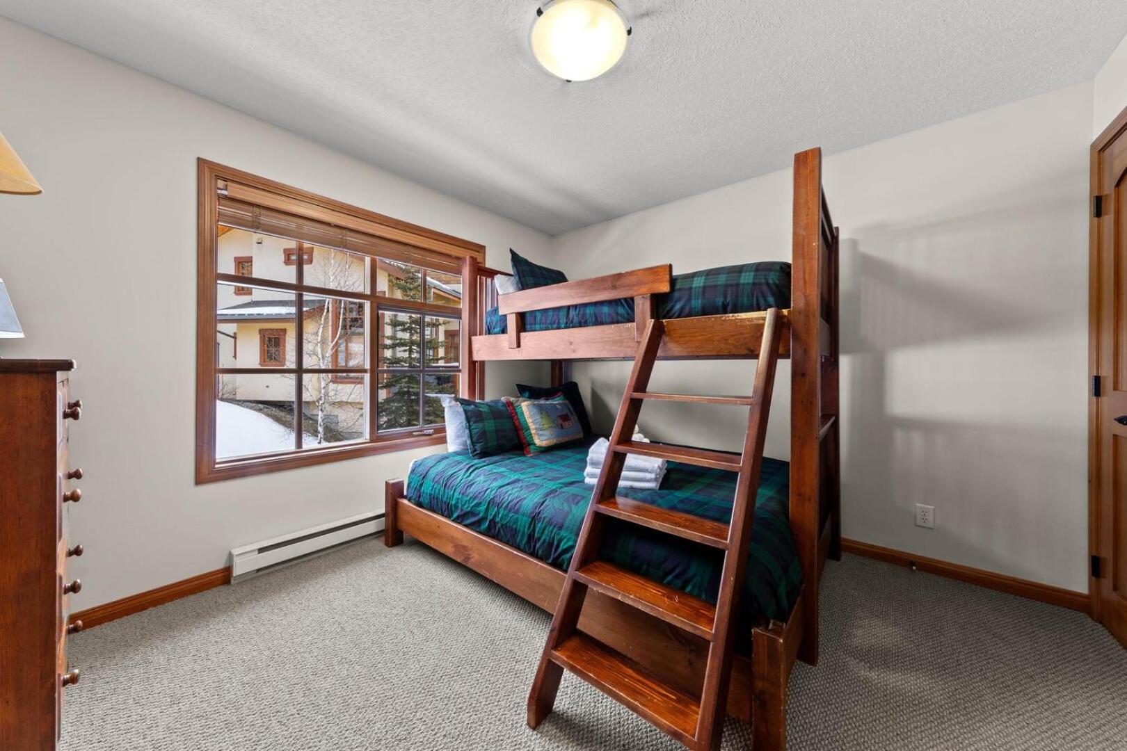 Sun Peaks Vacations - Trails Edge 17 By Bear Country - Property Image 36