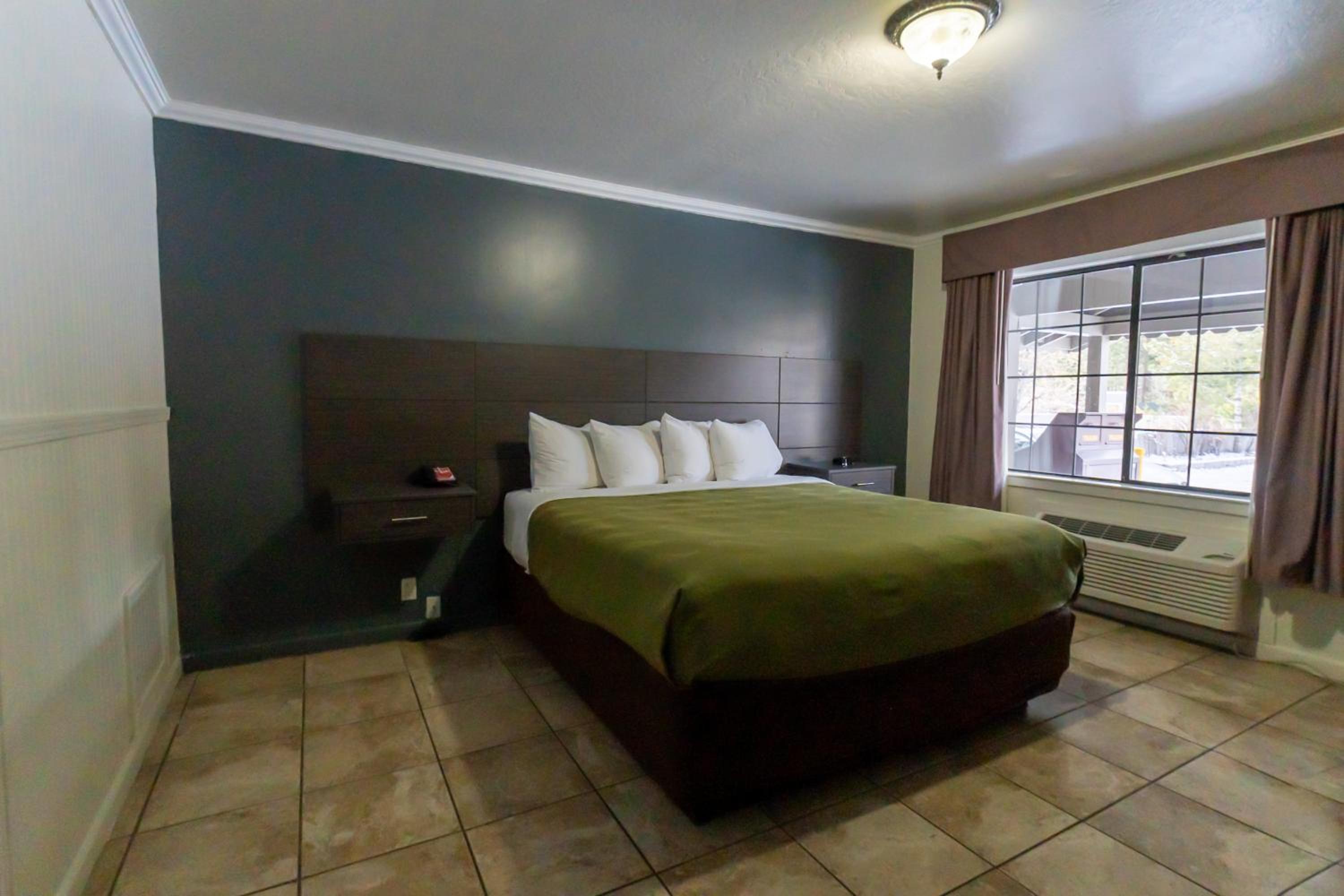 Lake Tahoe Vacations - Econo Lodge Inn Suites Heavenly Village Area - Property Image 14