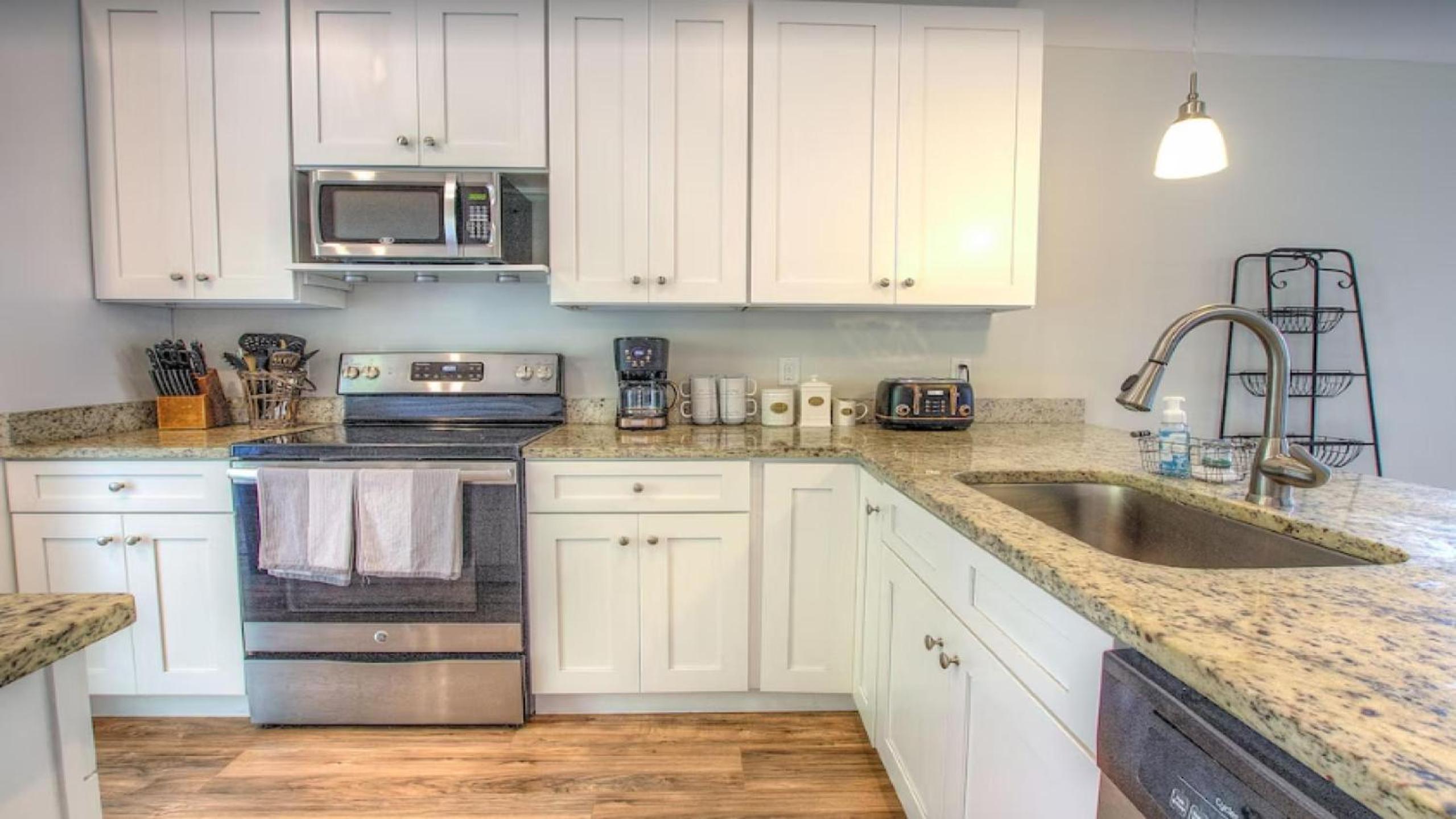 Bright 3BR Cottage near the Beach and Downtown view 3