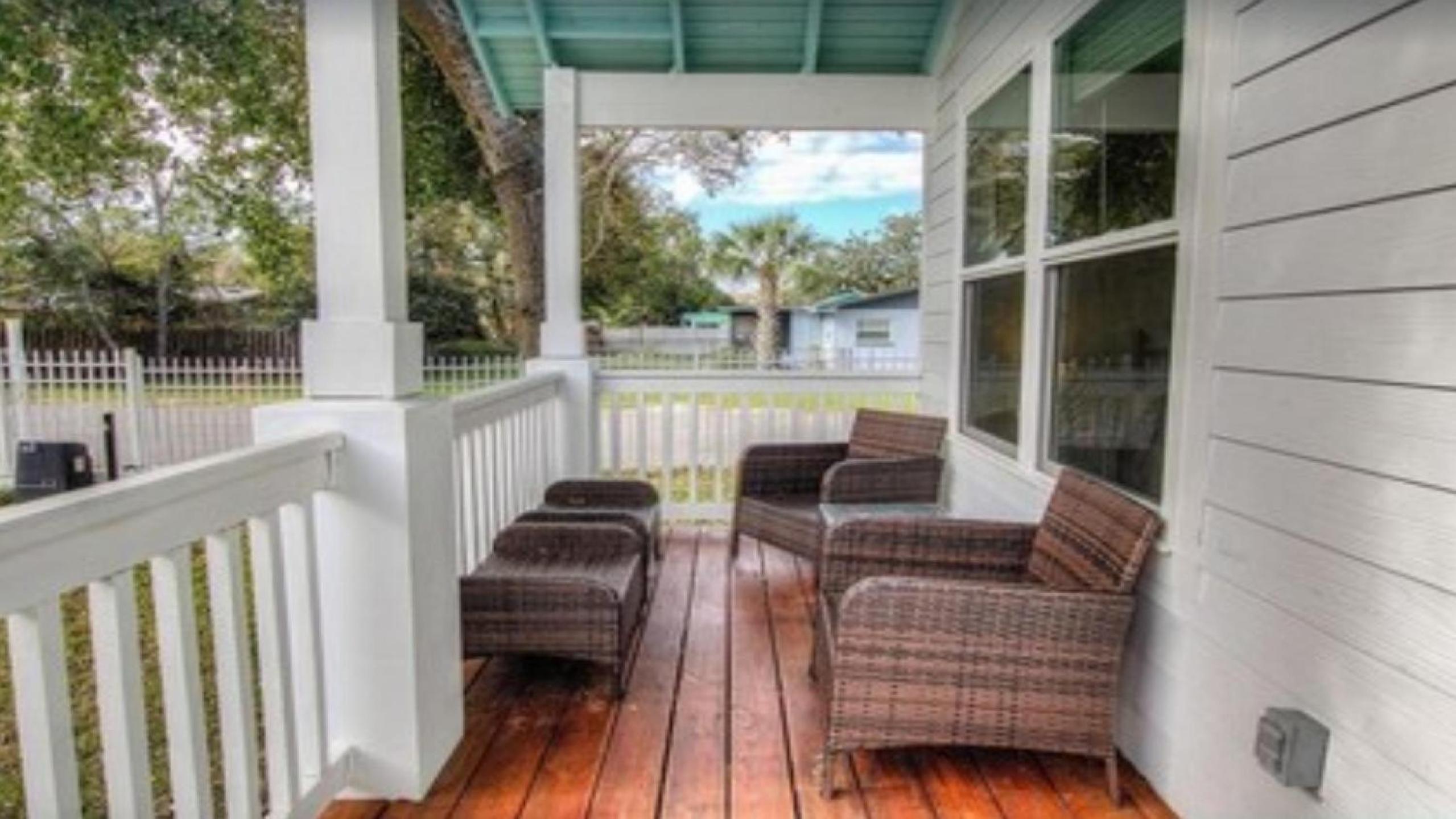 Bright 3BR Cottage near the Beach and Downtown view 4