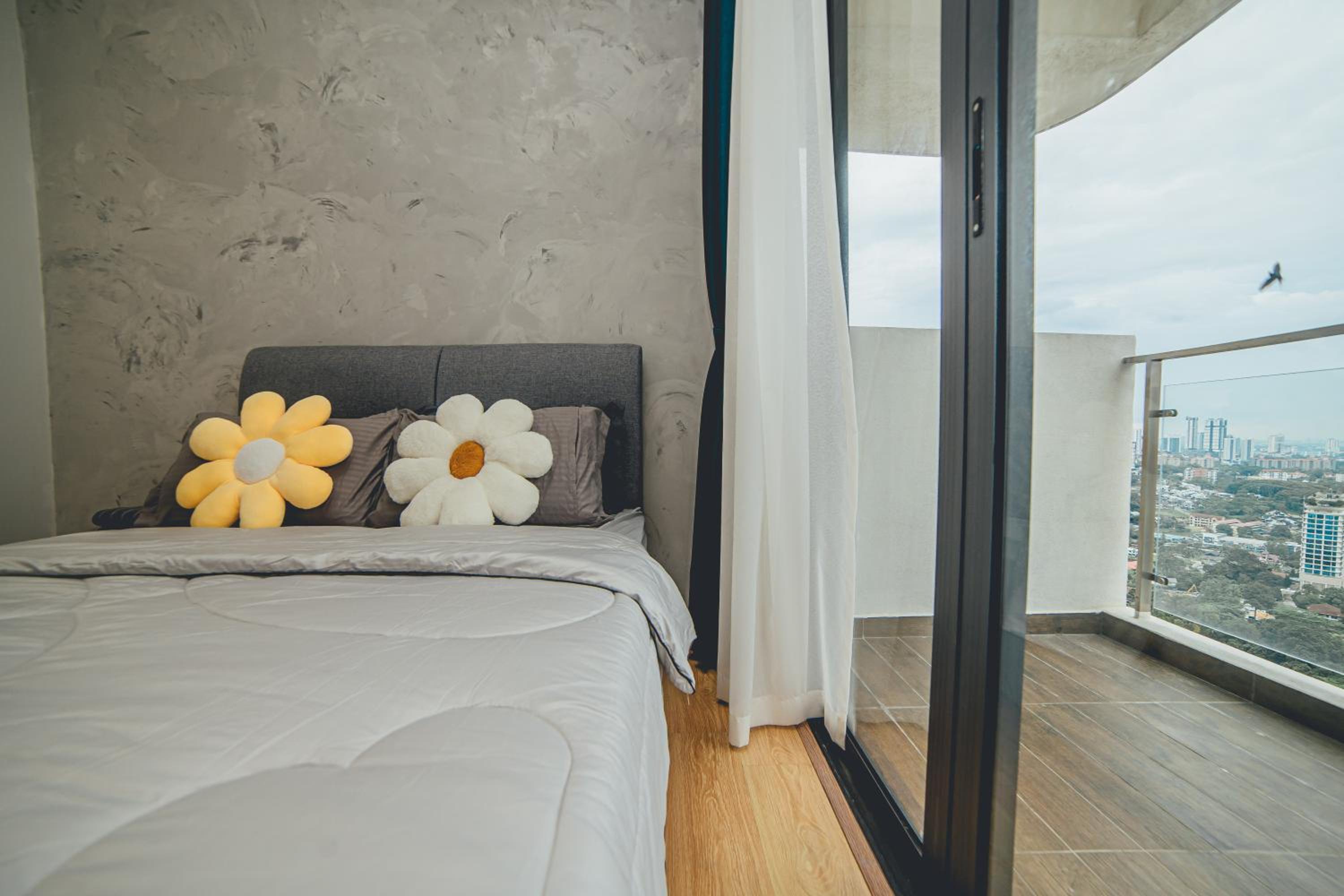 Danga Bay SeaView 3BR BigBalcony by Our Stay