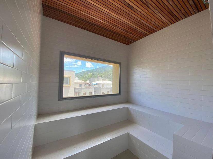 Apartamento com Piscina na Cobertura e Vista Panoramica do Mar da PRAIA GRANDE