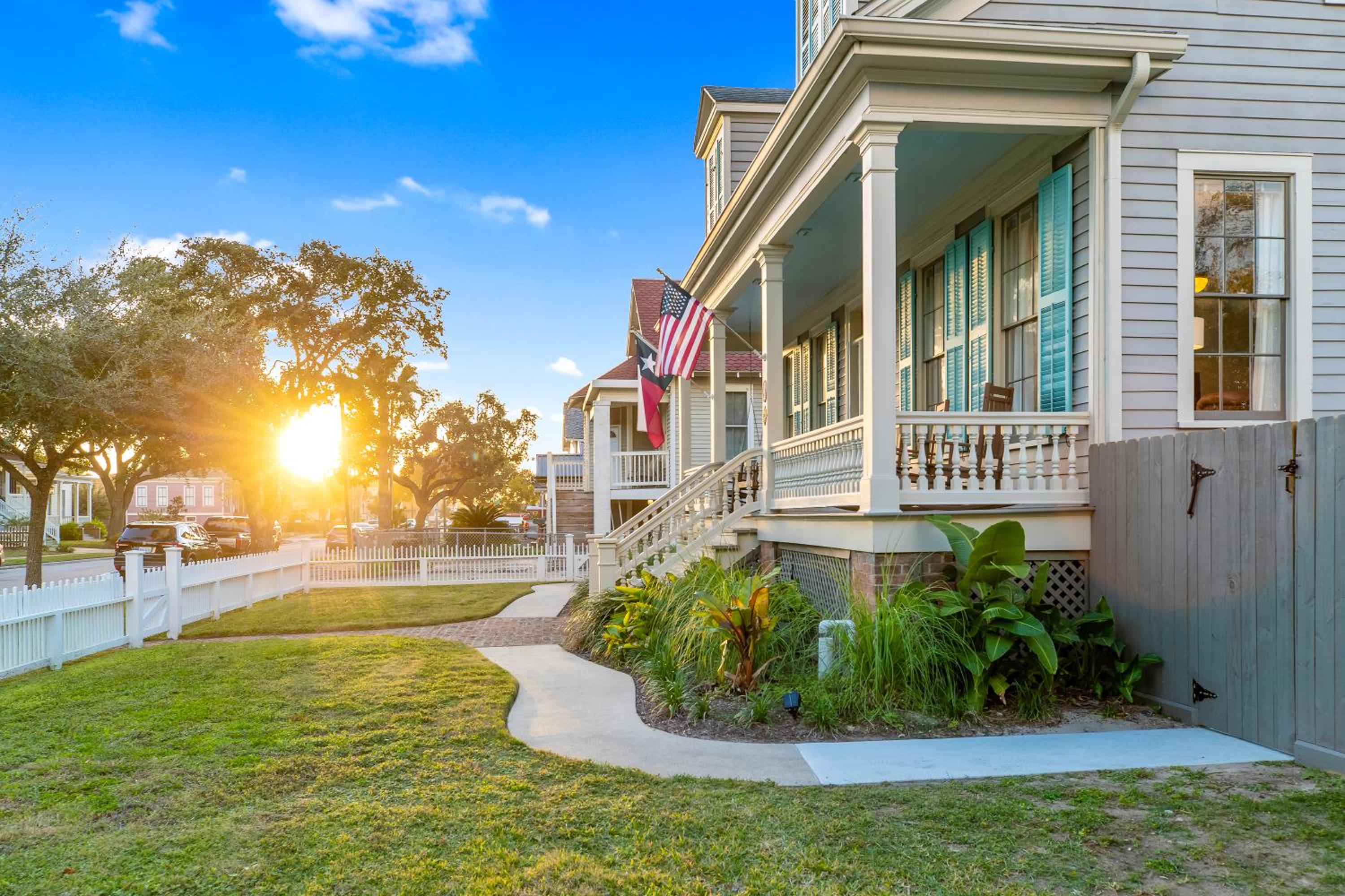 Historic 1871 Coastal Breeze with Heated Pool - Restoring Galveston