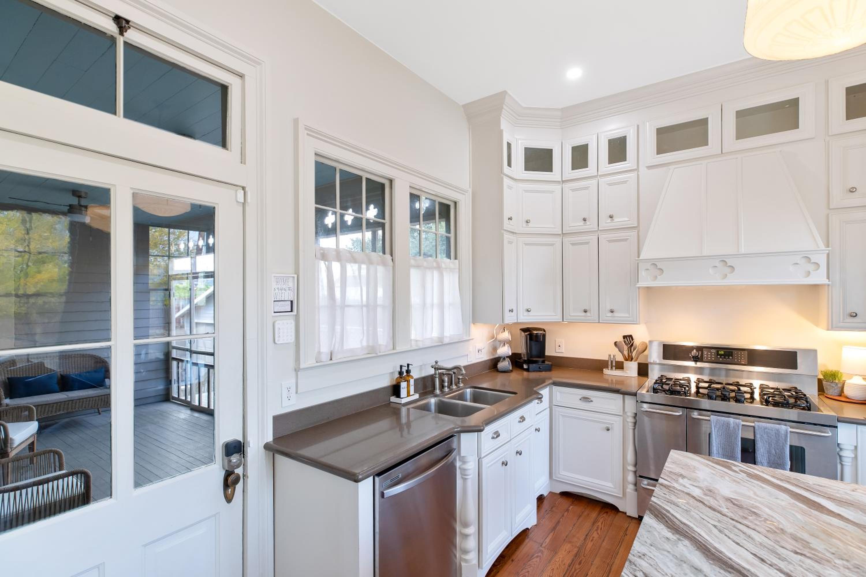 Historic 1871 Coastal Breeze with Heated Pool - Restoring Galveston