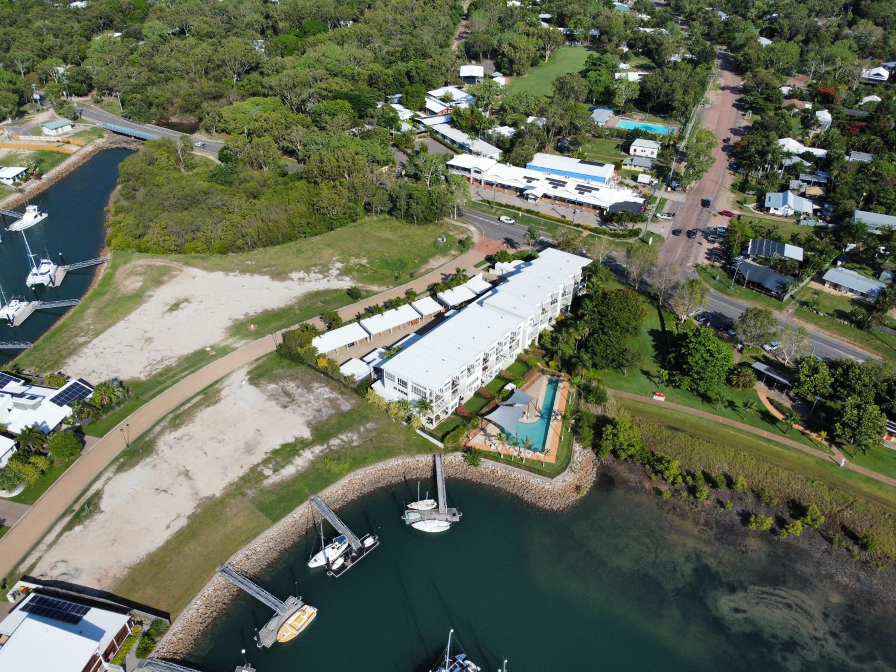 Waterfront Townhouse 'Beachside Apartment 16' - Central location, pool, good wifi