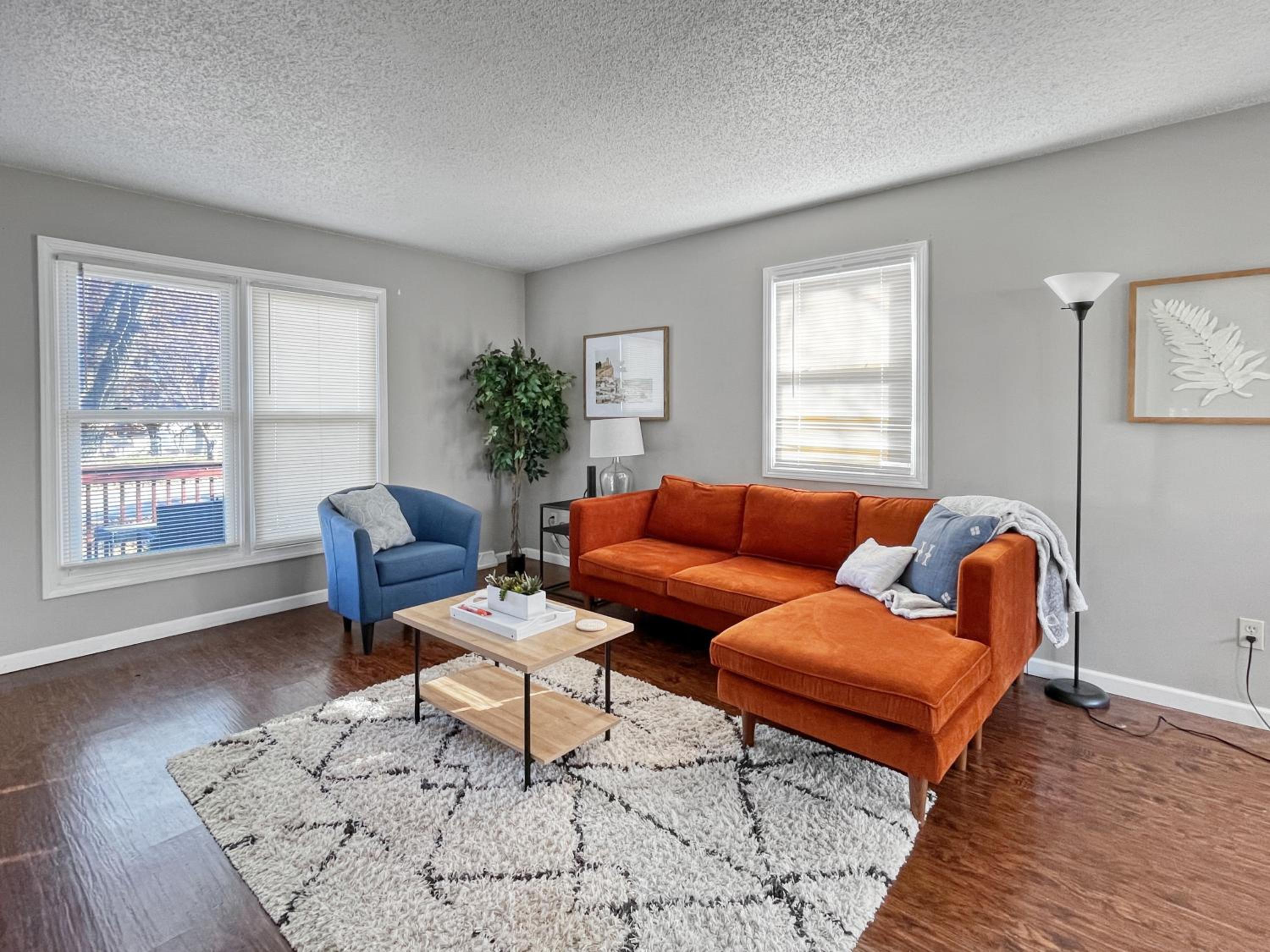 Des Moines Vacations - Gorgeous 2br Clive Duplex Wfireplace - Property Image 3