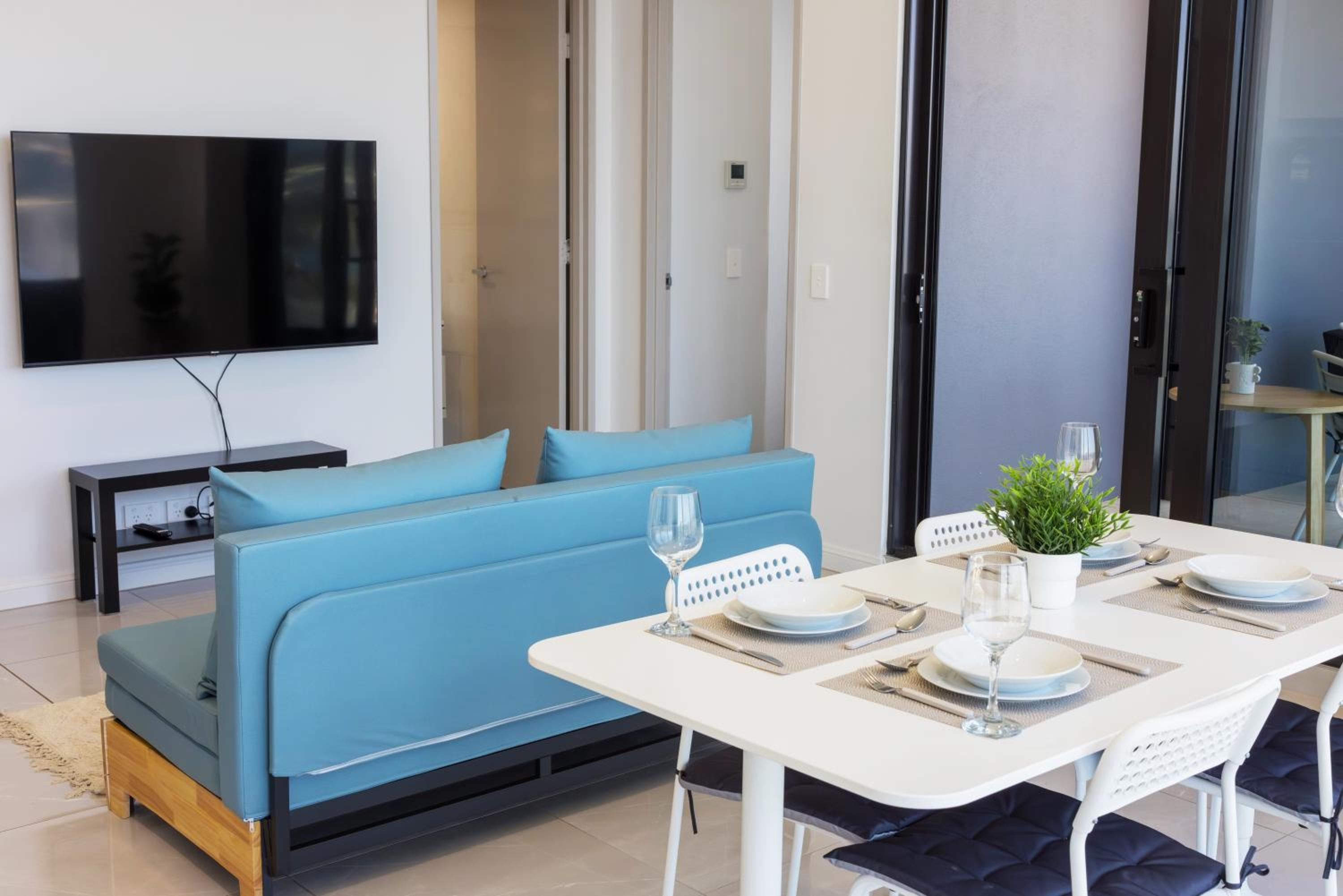 In the heart of Surfers Paradise oceanview cozy 1B Apt 34F