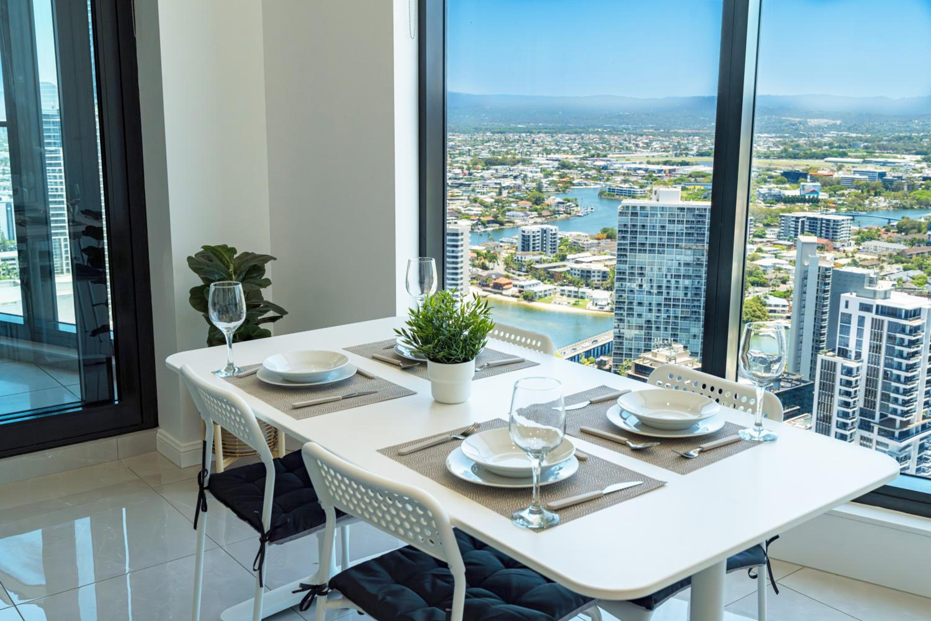 In the heart of Surfers Paradise oceanview cozy 1B Apt 34F